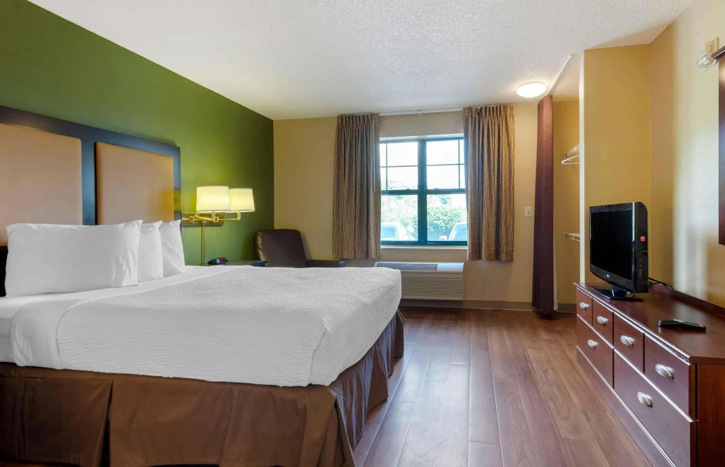 Bedroom, Bed in Extended Stay America Suites - Mt Olive - Budd Lake