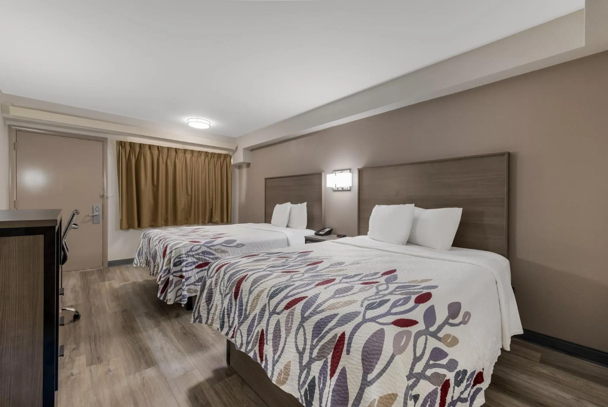 Photo of the whole room, Bed in Red Roof Inn Hickory