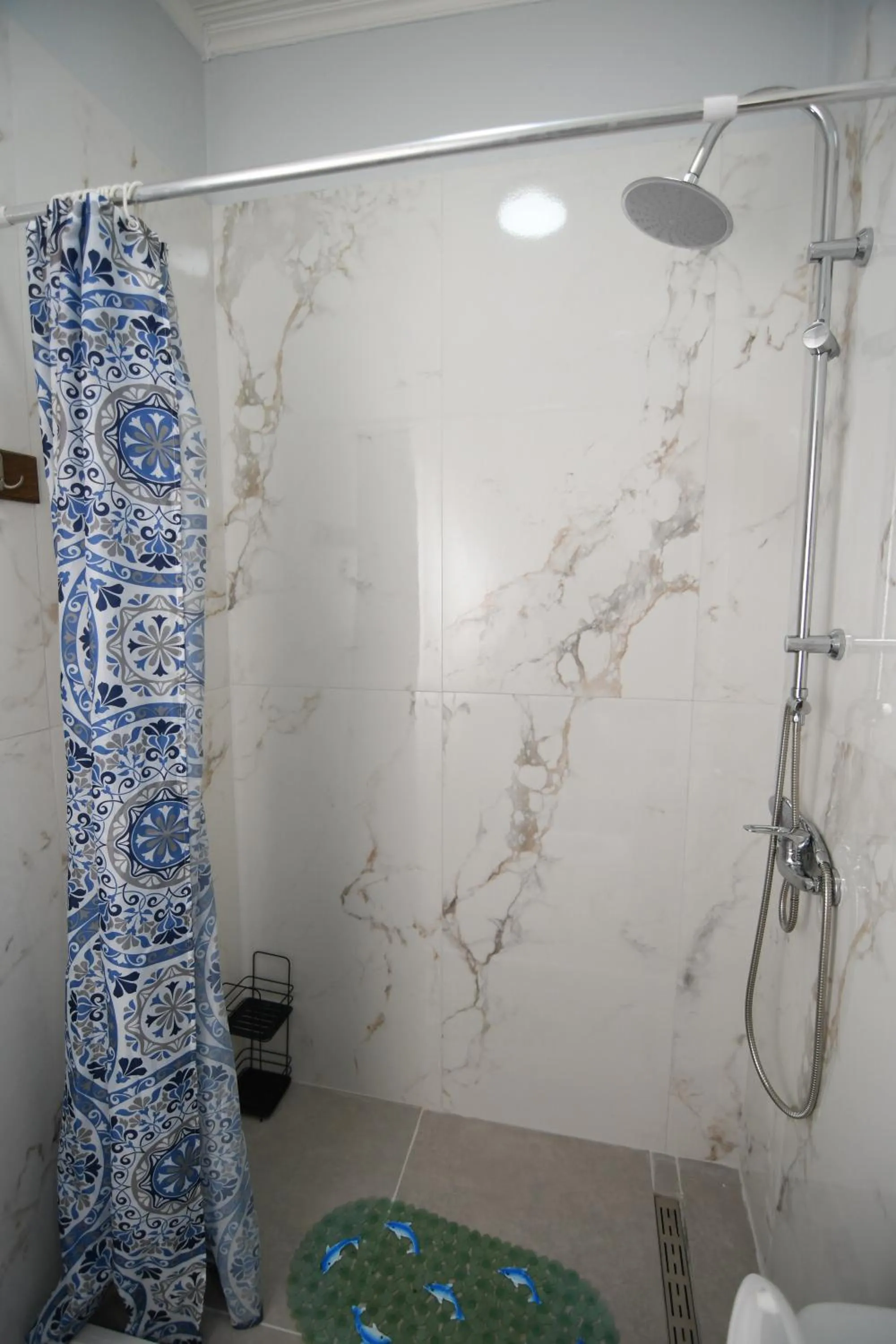 Shower in Rose Garden Apartments