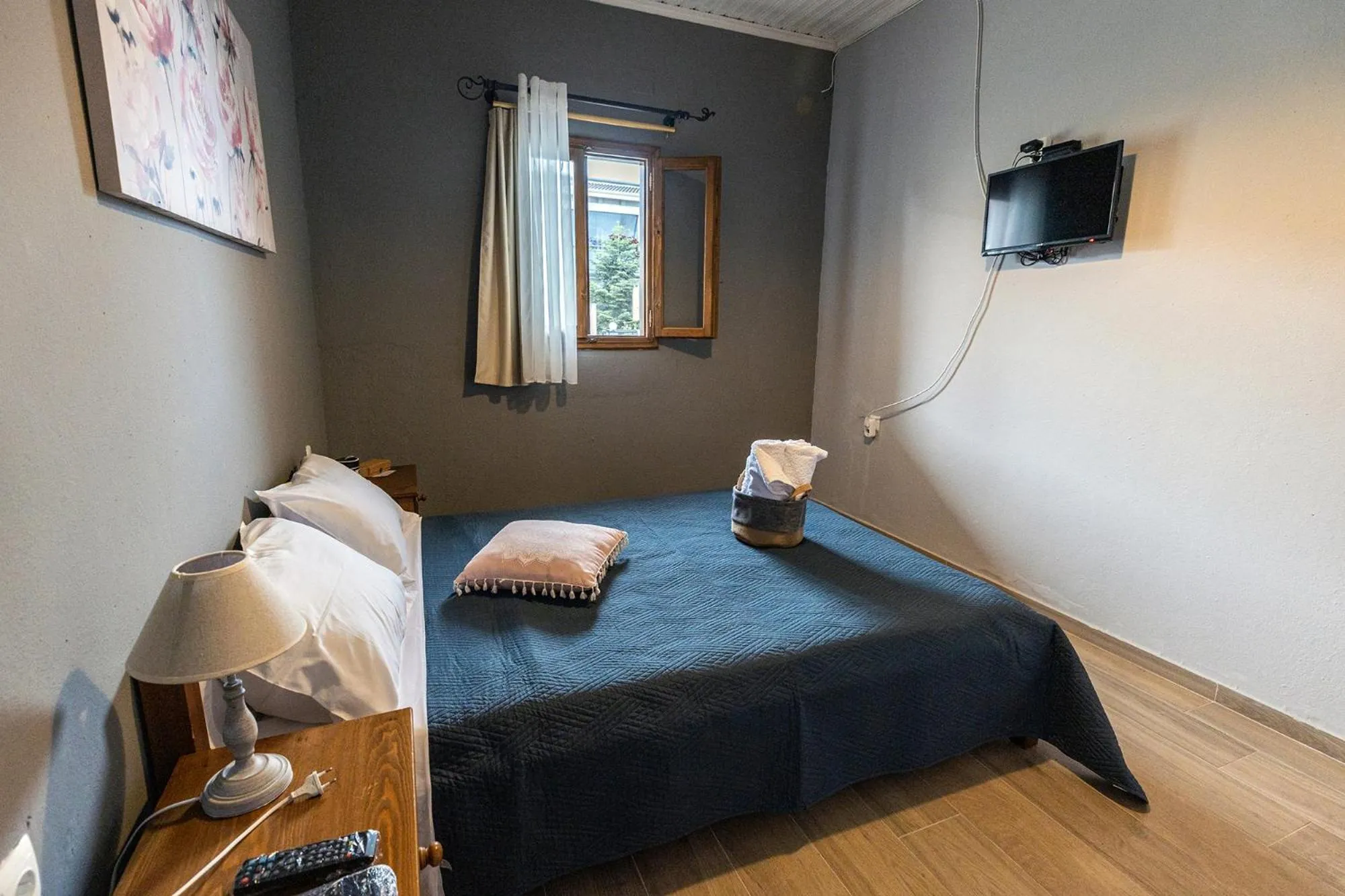 Bed in Rose Garden Apartments