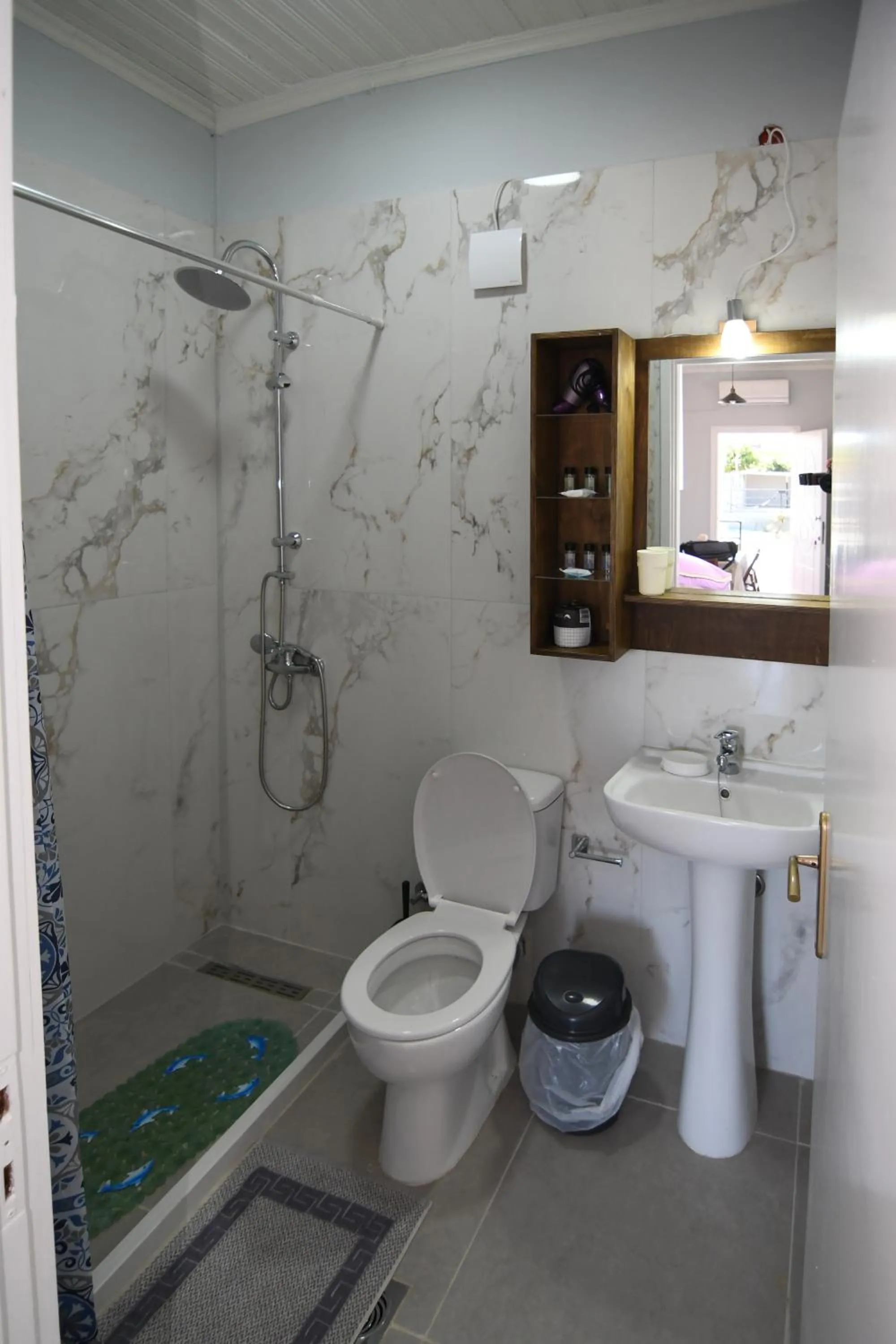 Shower in Rose Garden Apartments