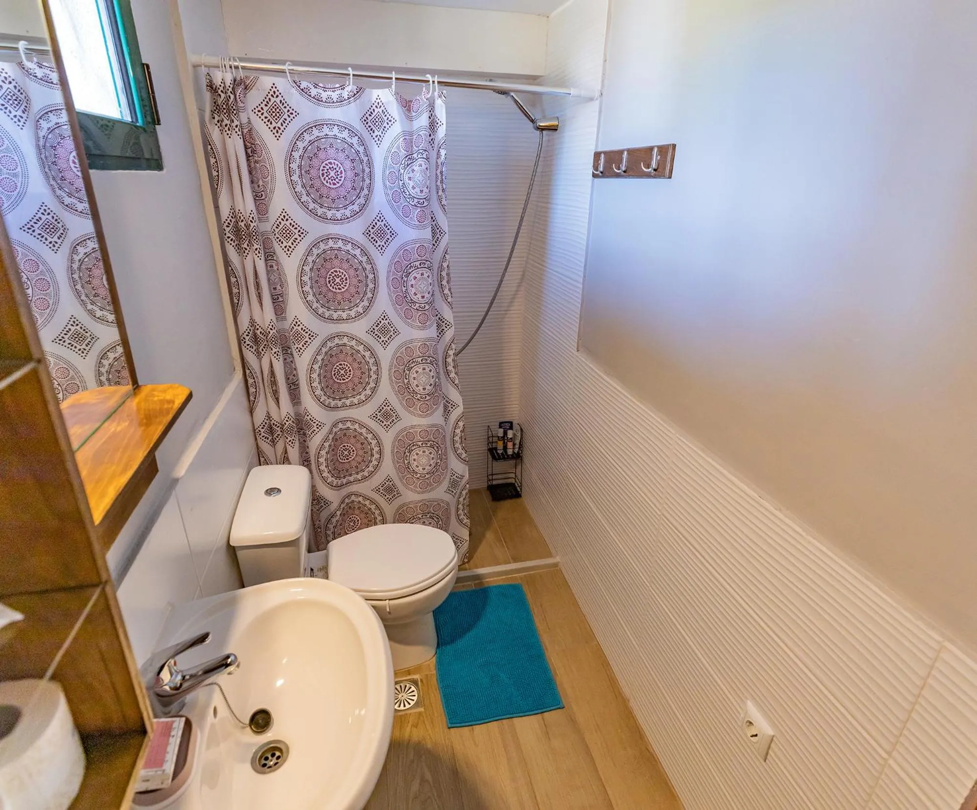 Shower in Rose Garden Apartments