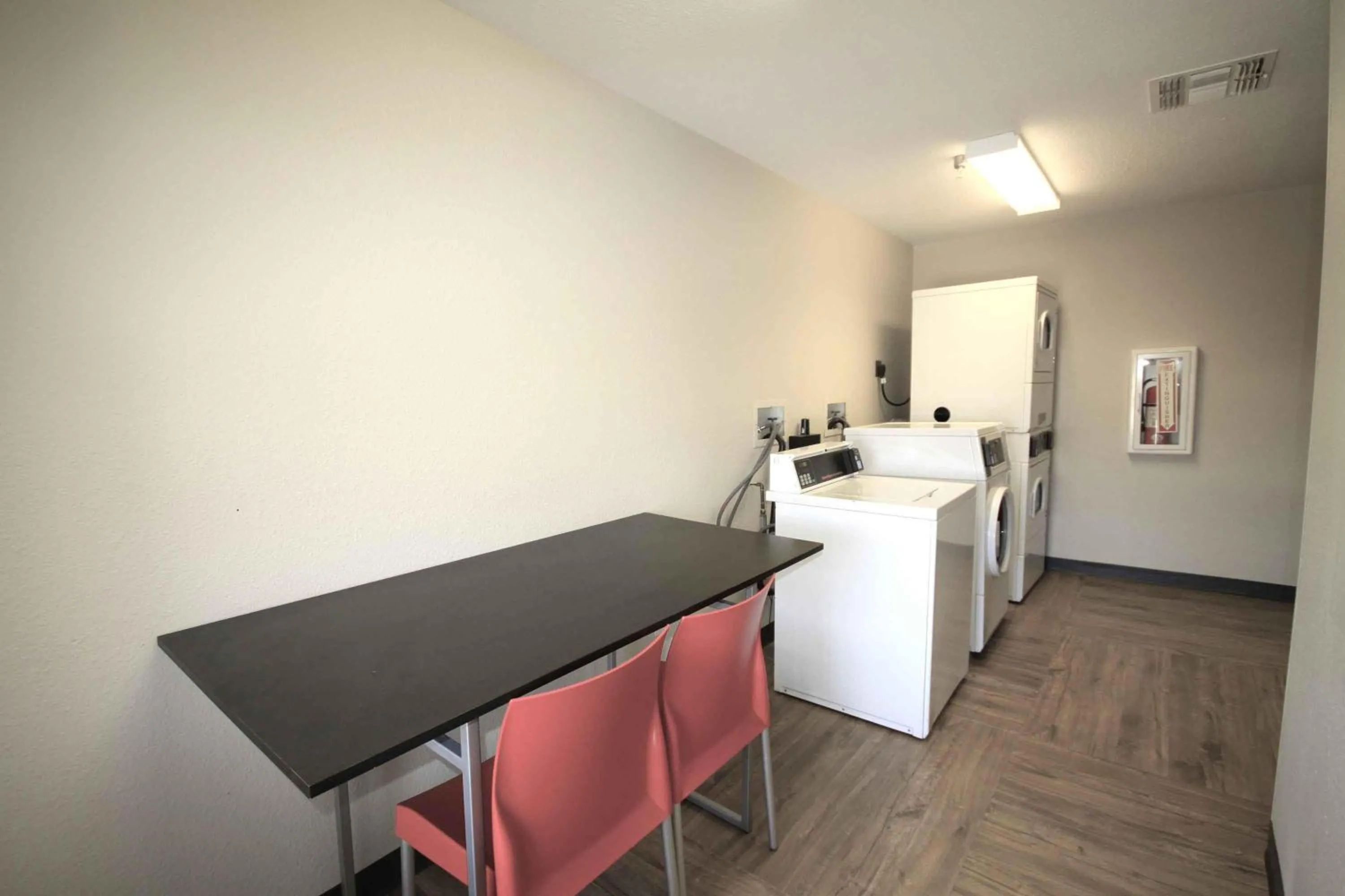 Property building in Extended Stay America Suites - Albuquerque - Rio Rancho Blvd