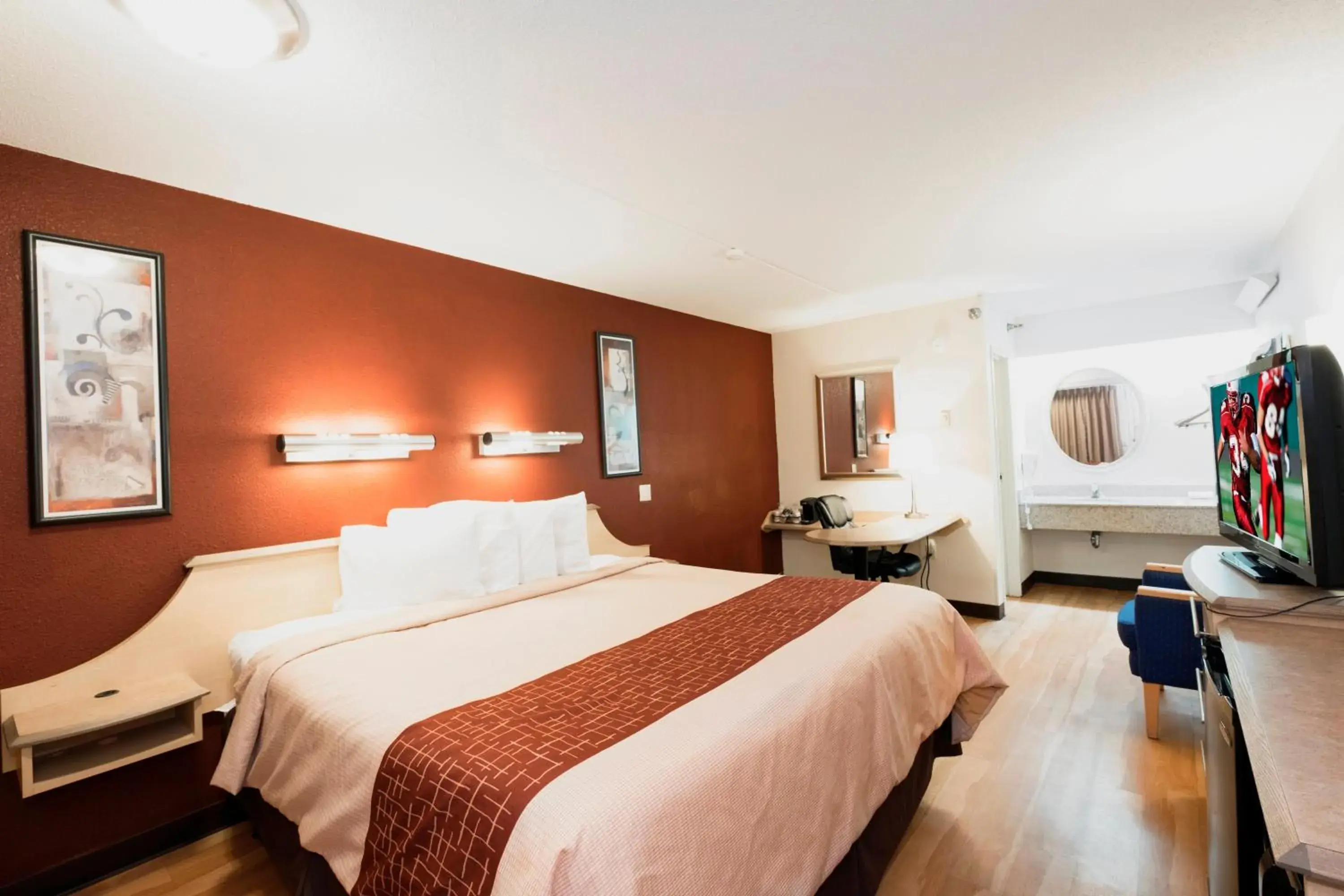 Superior King Room Non-Smoking in Red Roof Inn Cincinnati - Sharonville Superior King Room Non-Smoking in Red Roof Inn Cincinnati - Sharonville