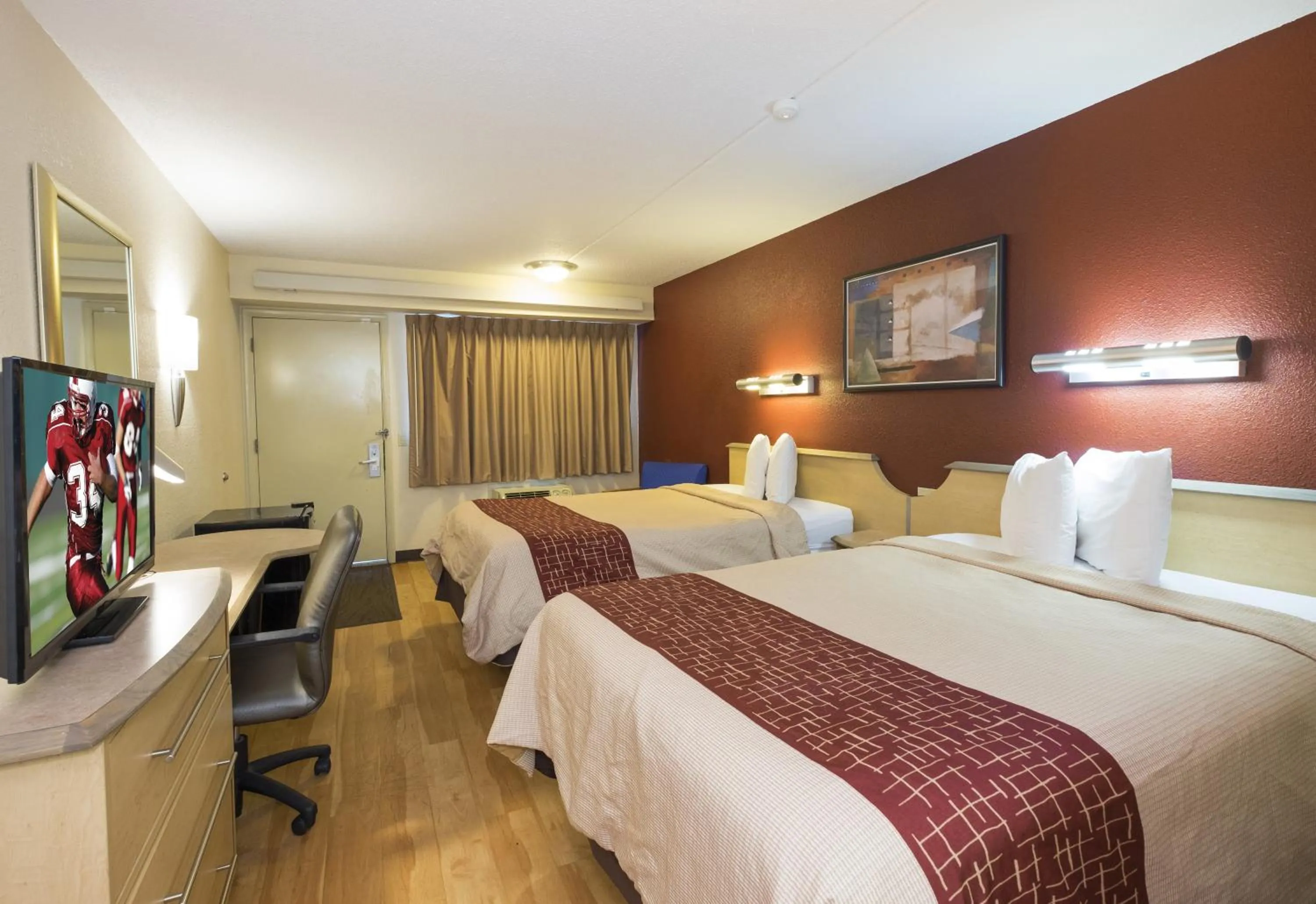 Photo of the whole room, Bed in Red Roof Inn Cincinnati - Sharonville