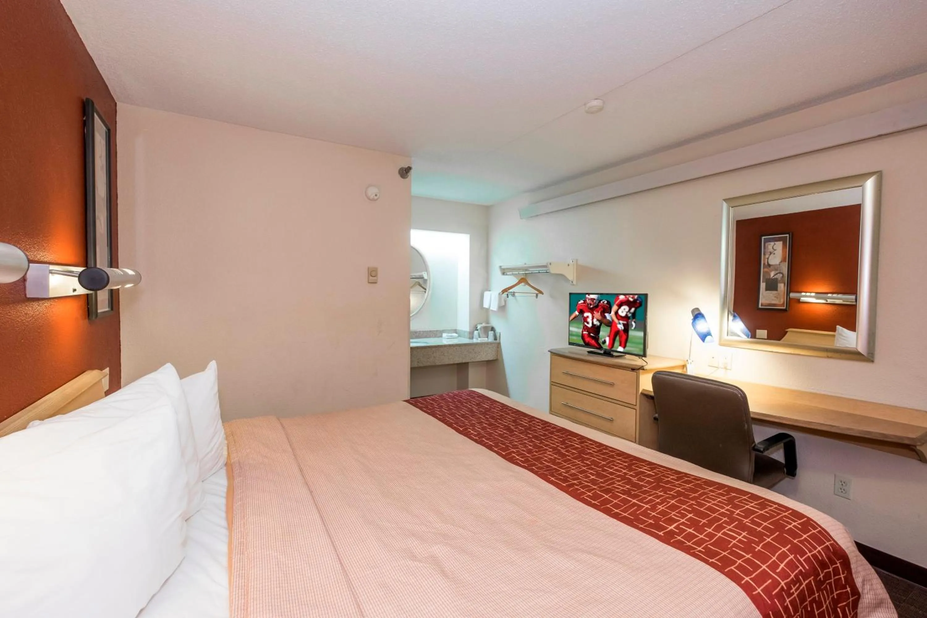 Photo of the whole room, Bed in Red Roof Inn Cincinnati - Sharonville