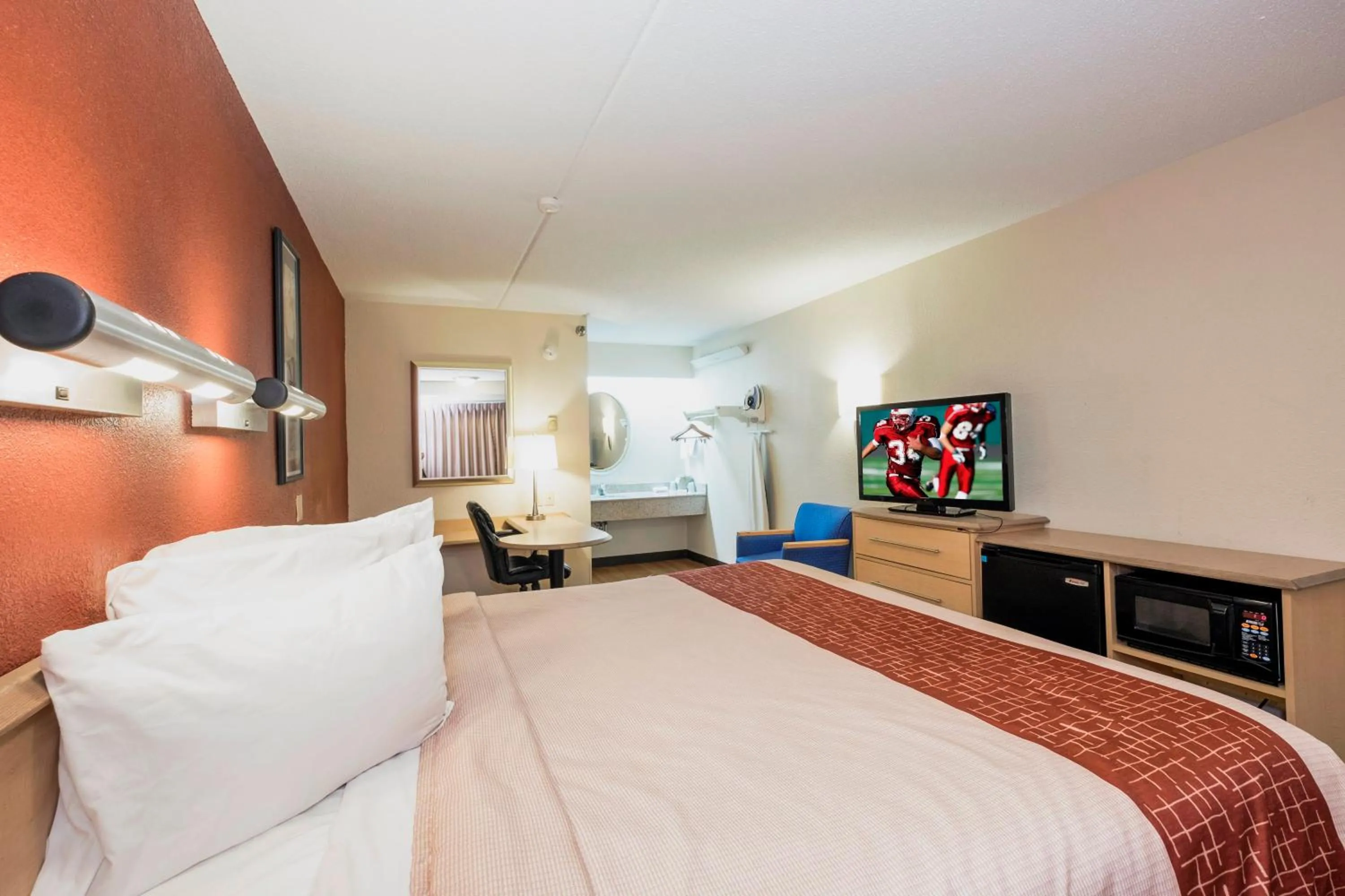 Photo of the whole room, Bed in Red Roof Inn Cincinnati - Sharonville