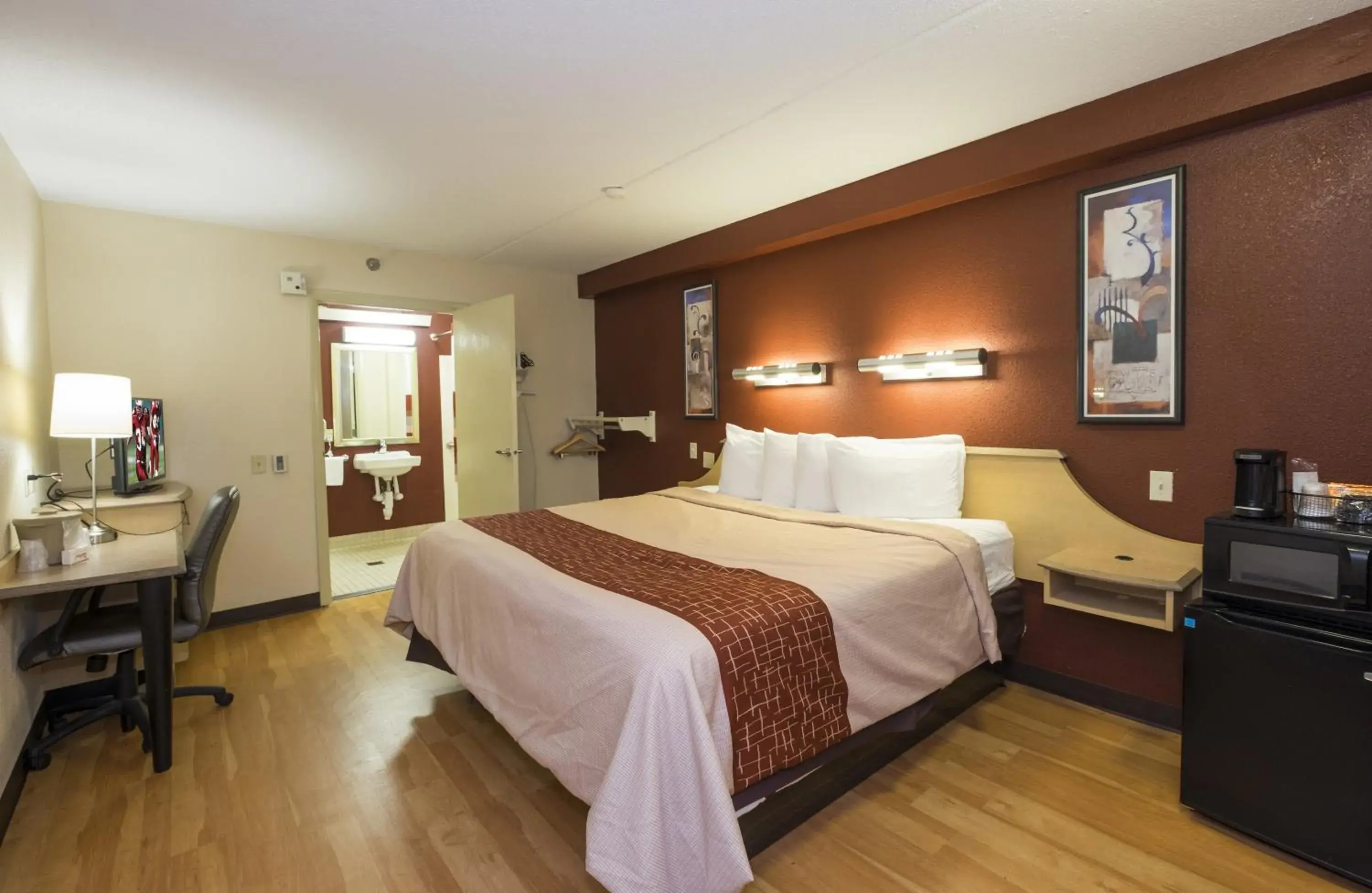 Business King Room Disability Access Non-Smoking in Red Roof Inn Cincinnati - Sharonville Business King Room Disability Access Non-Smoking in Red Roof Inn Cincinnati - Sharonville