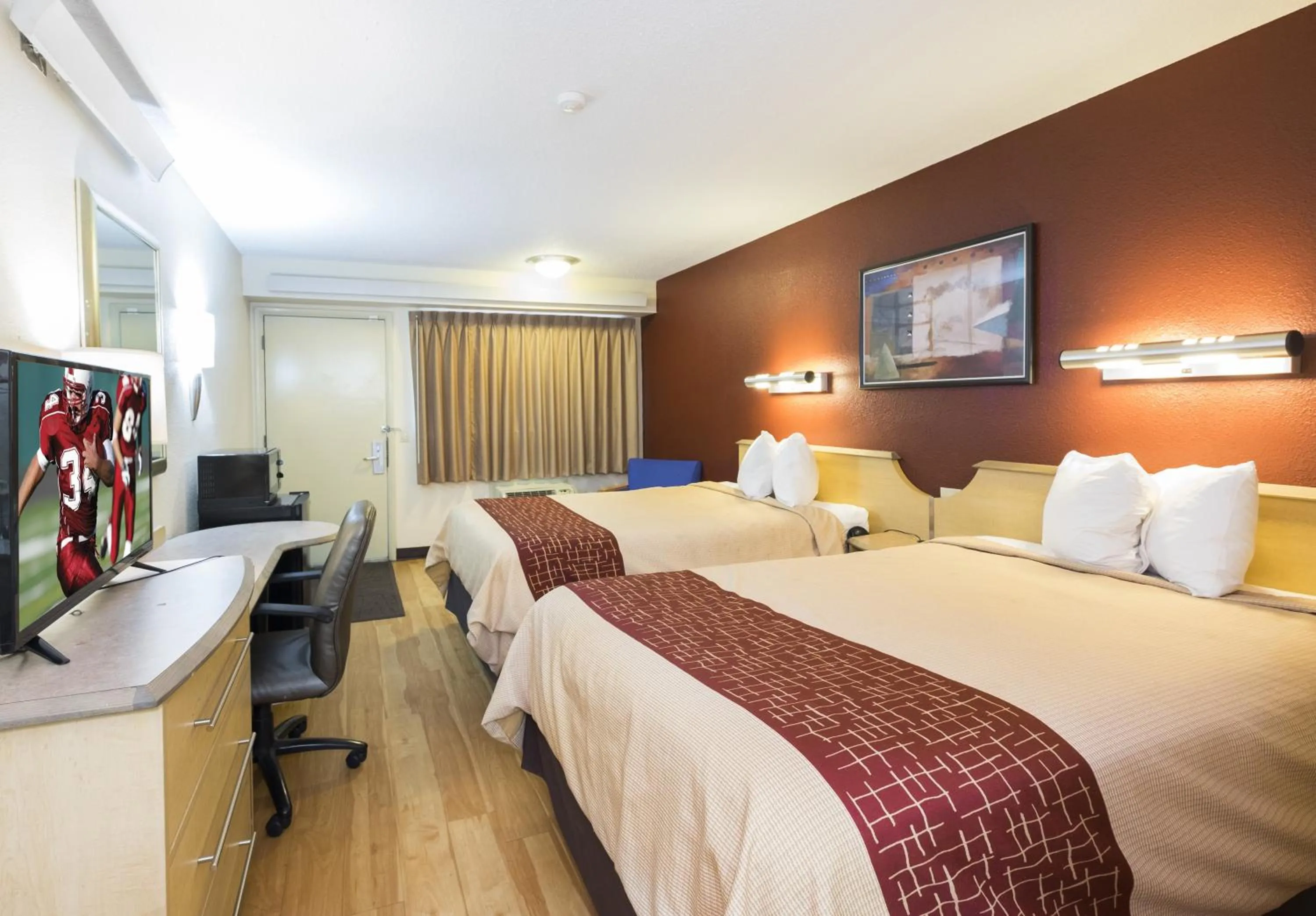 Photo of the whole room, Bed in Red Roof Inn Cincinnati - Sharonville