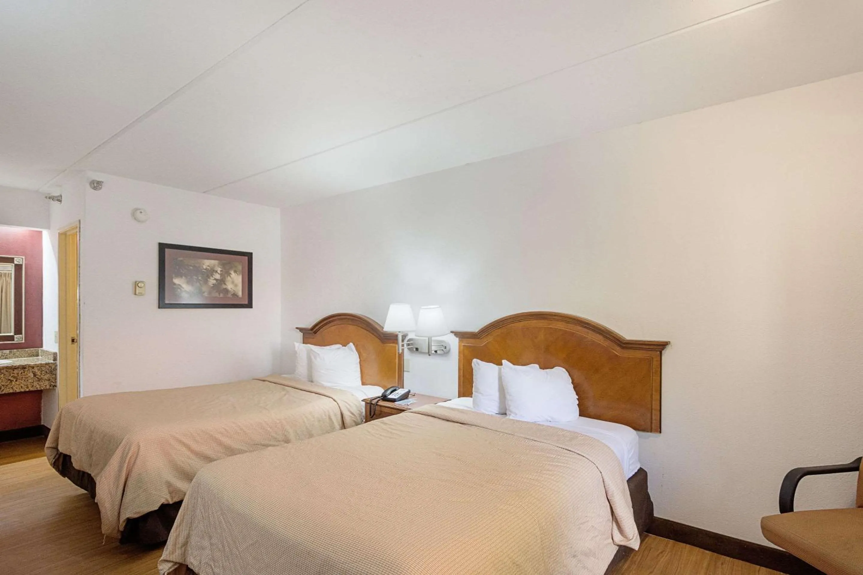 Photo of the whole room, Bed in Bay Inn On Busch