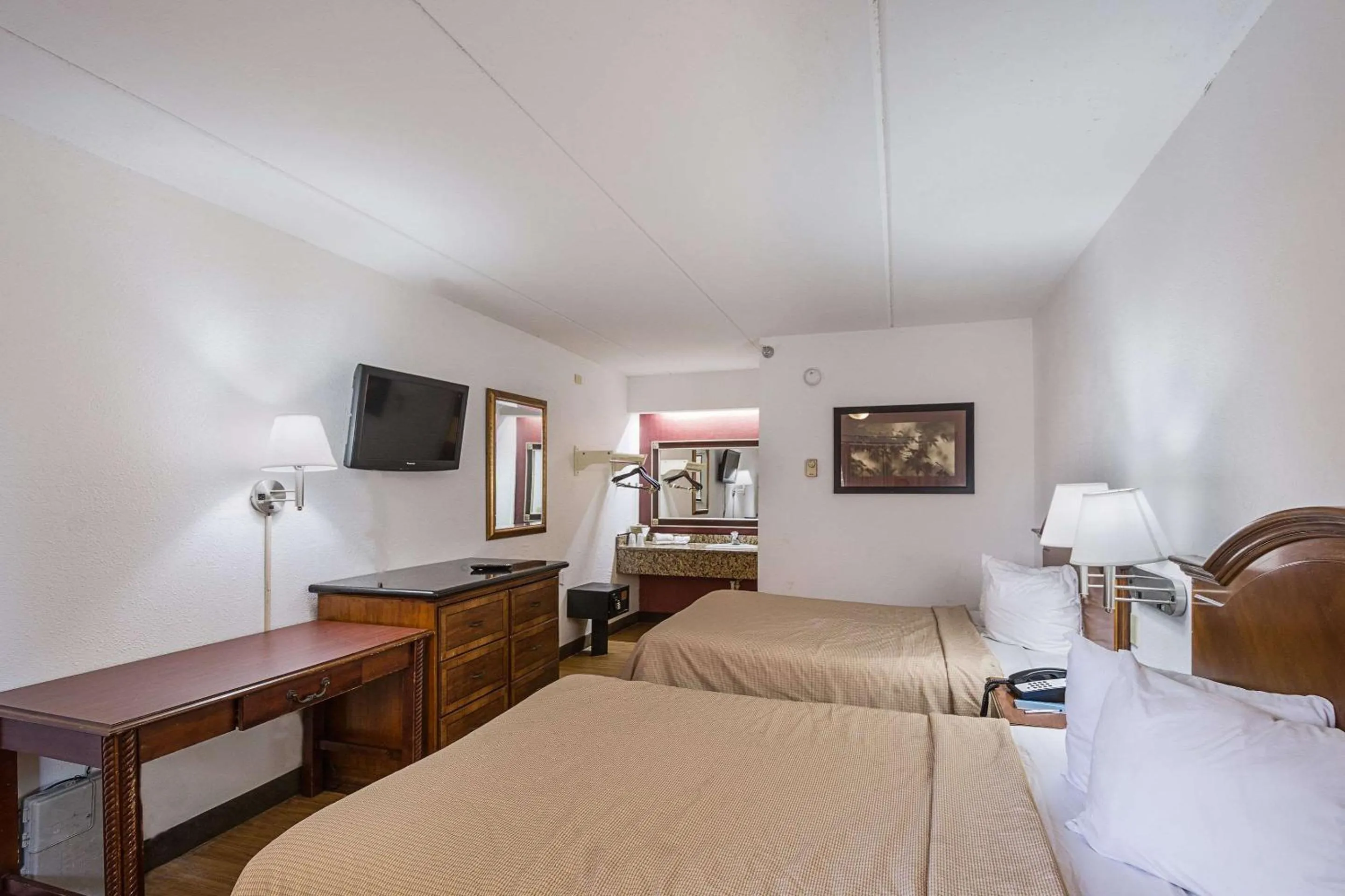 Photo of the whole room, Bed in Bay Inn On Busch