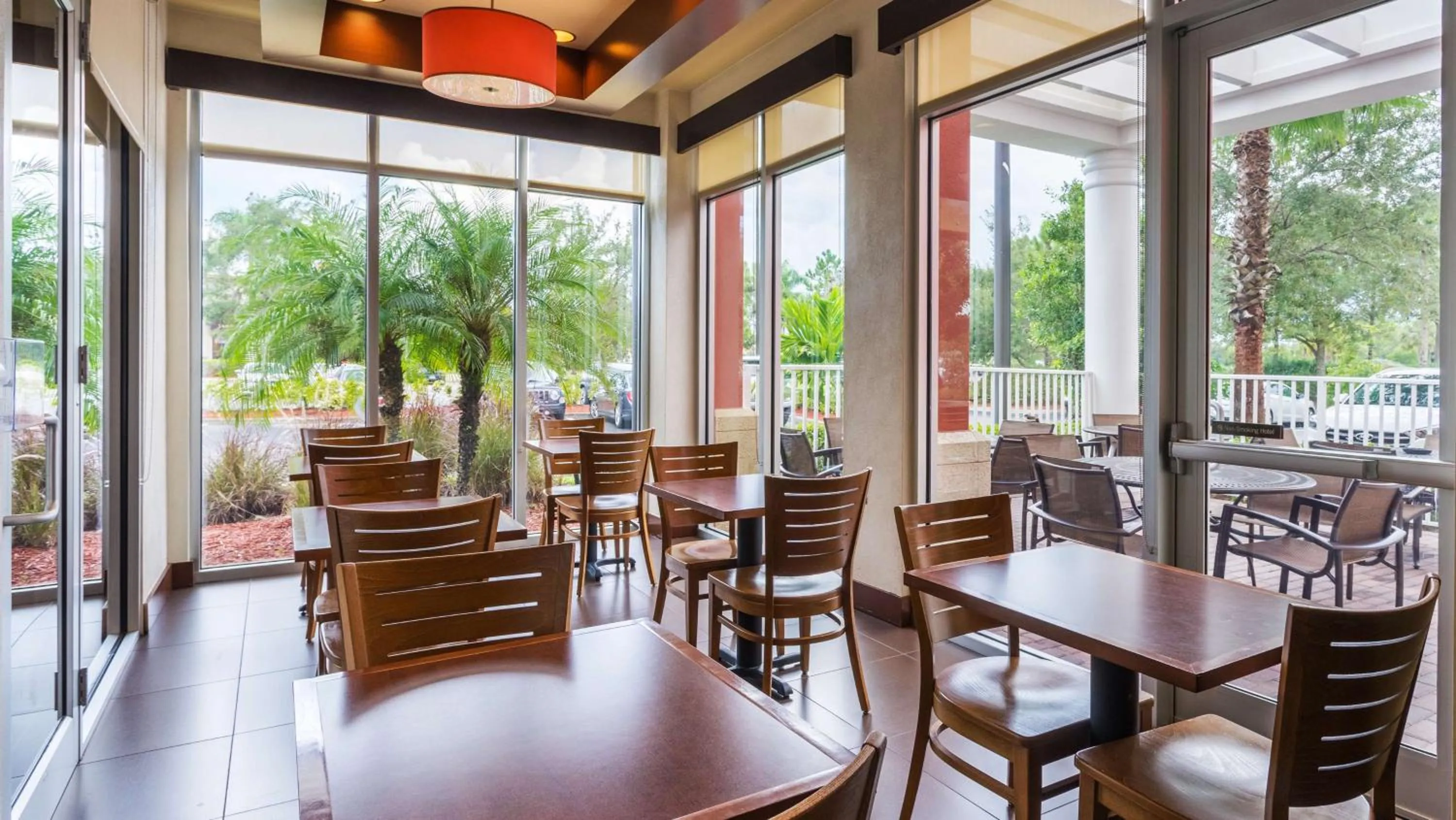 Lounge or bar in Hyatt Place Fort Myers Estero