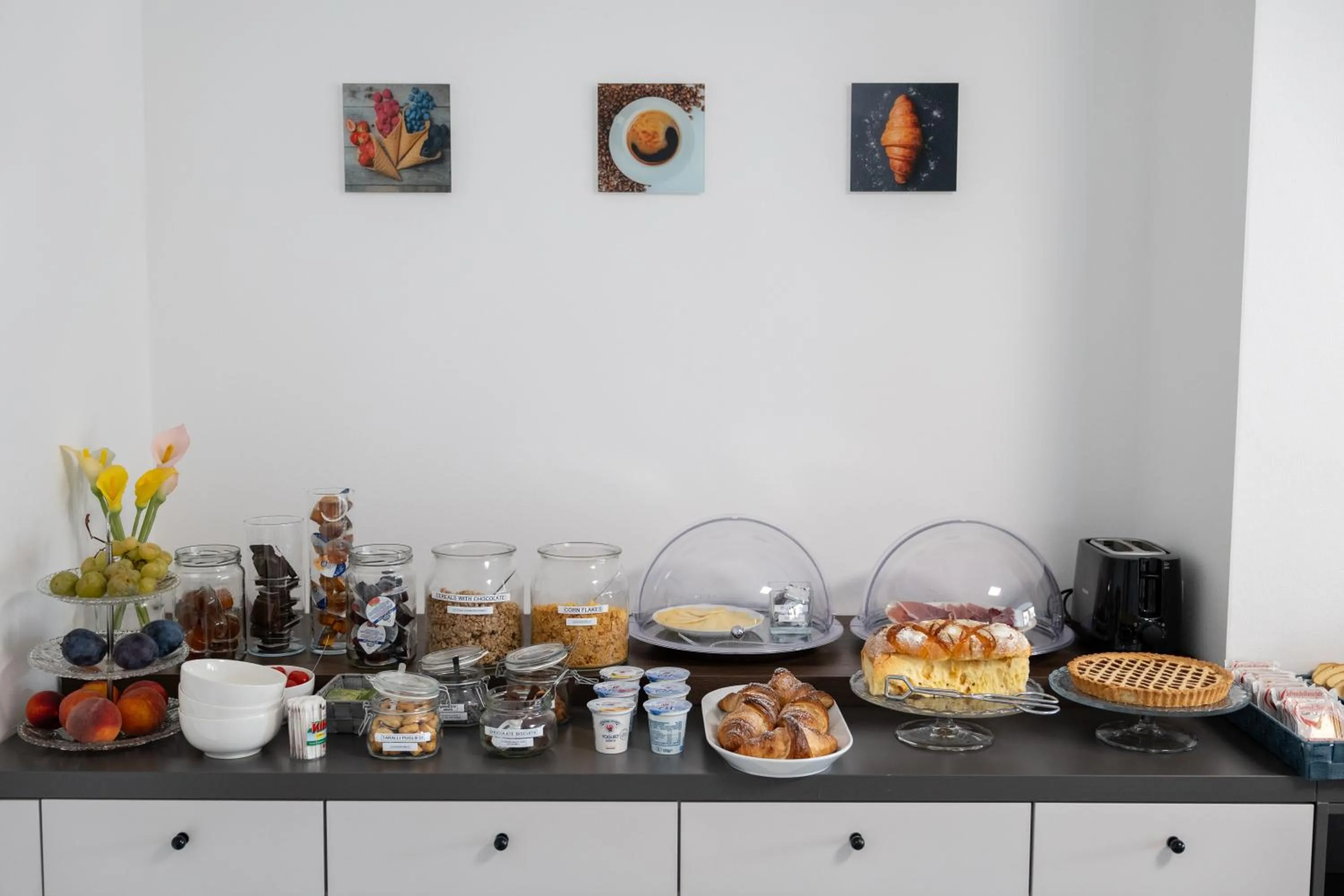 Buffet breakfast in B&B I LAKE IT BELLAGIO