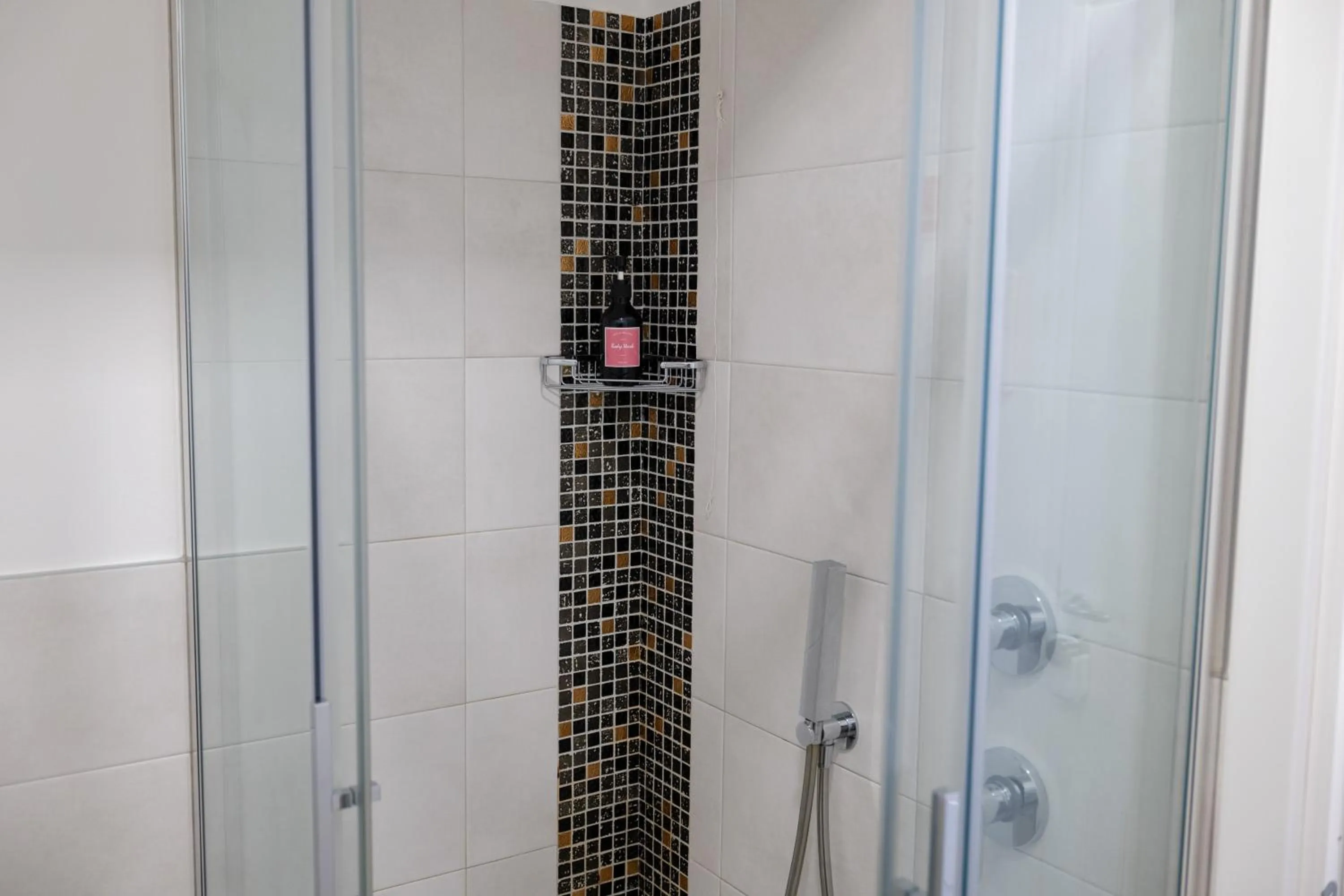 Shower in B&B I LAKE IT BELLAGIO