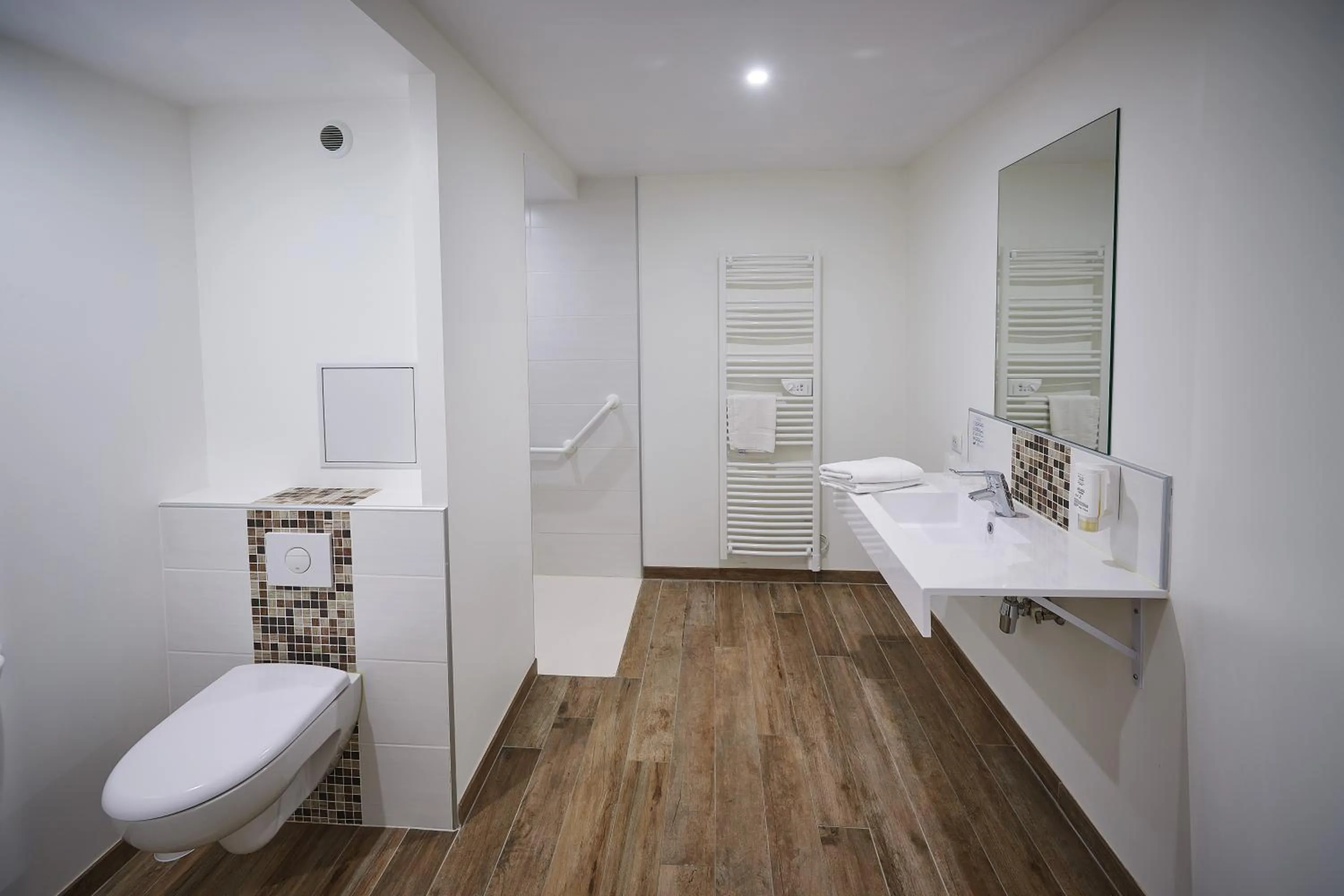 Toilet in Les Jardins de l'Anjou