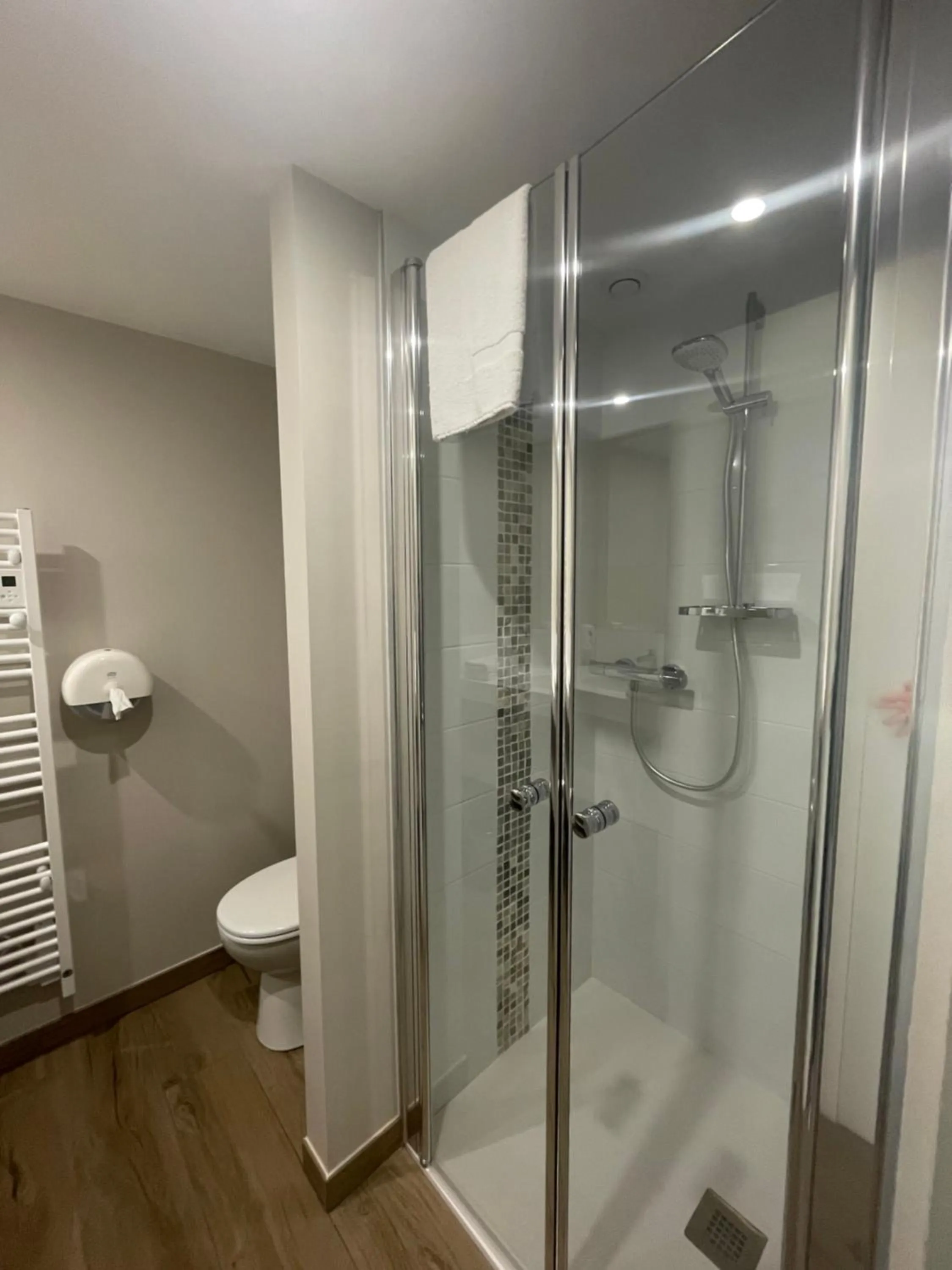 Shower in Les Jardins de l'Anjou