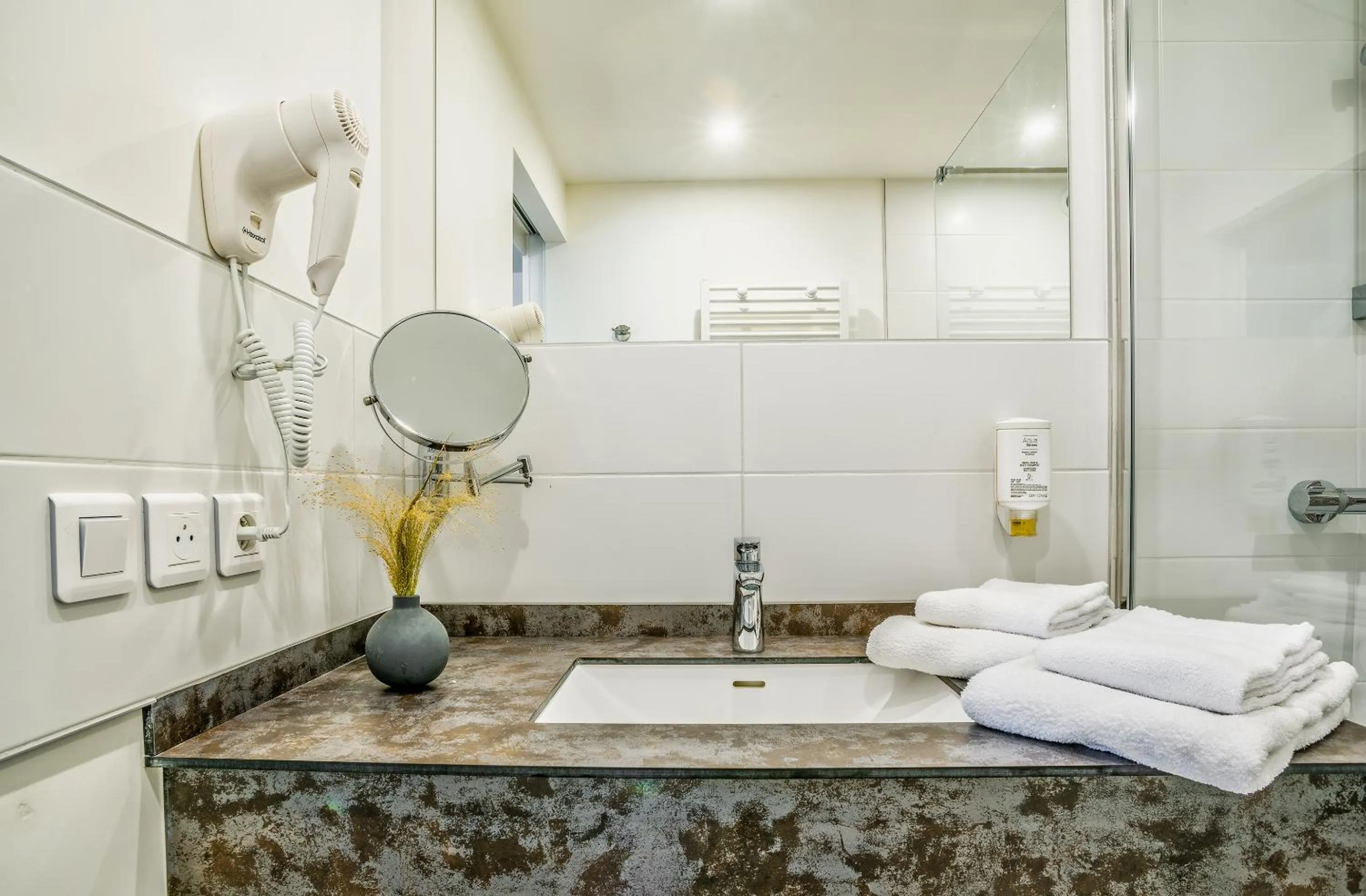 Shower in Les Jardins de l'Anjou