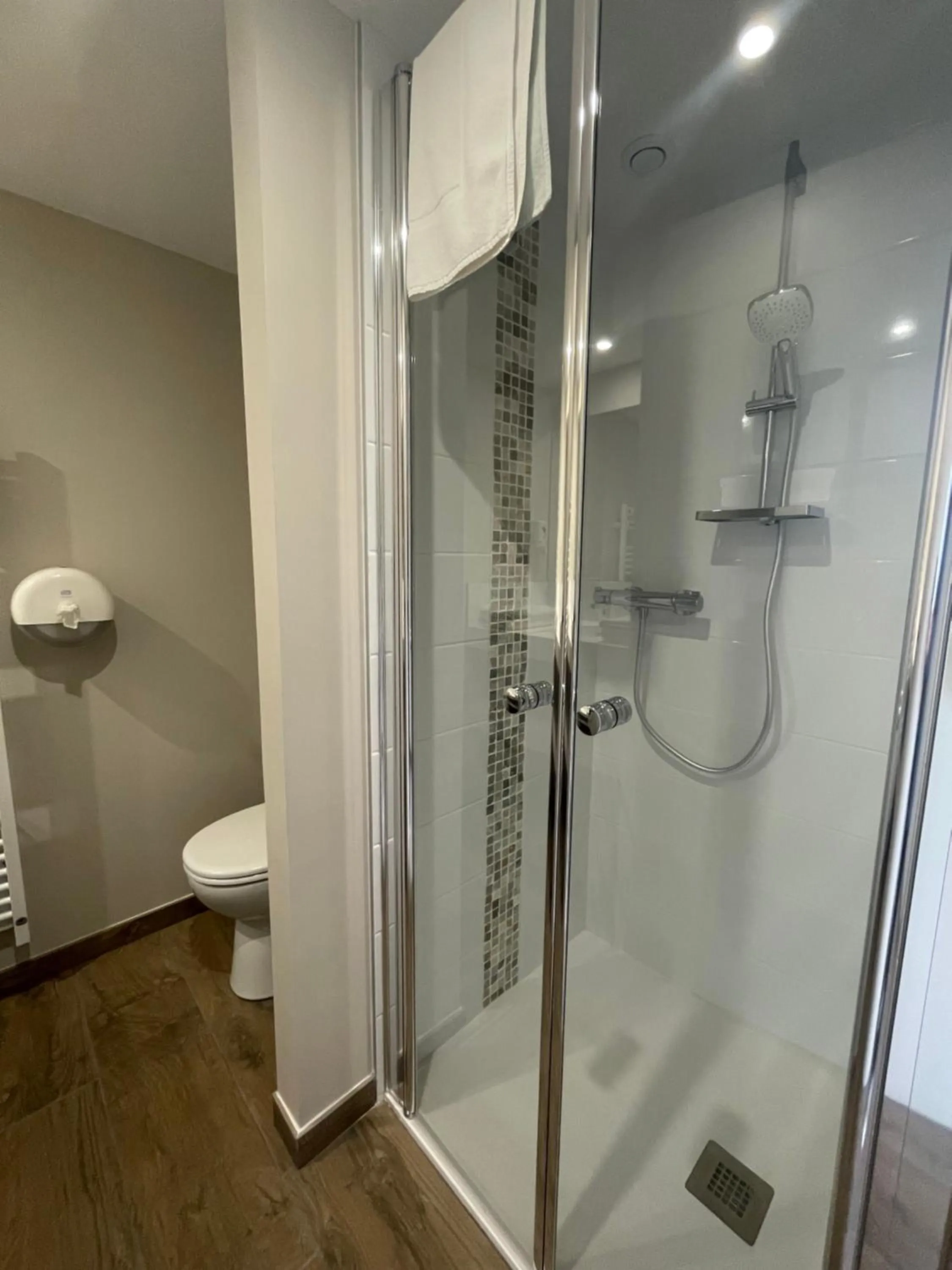 Shower in Les Jardins de l'Anjou