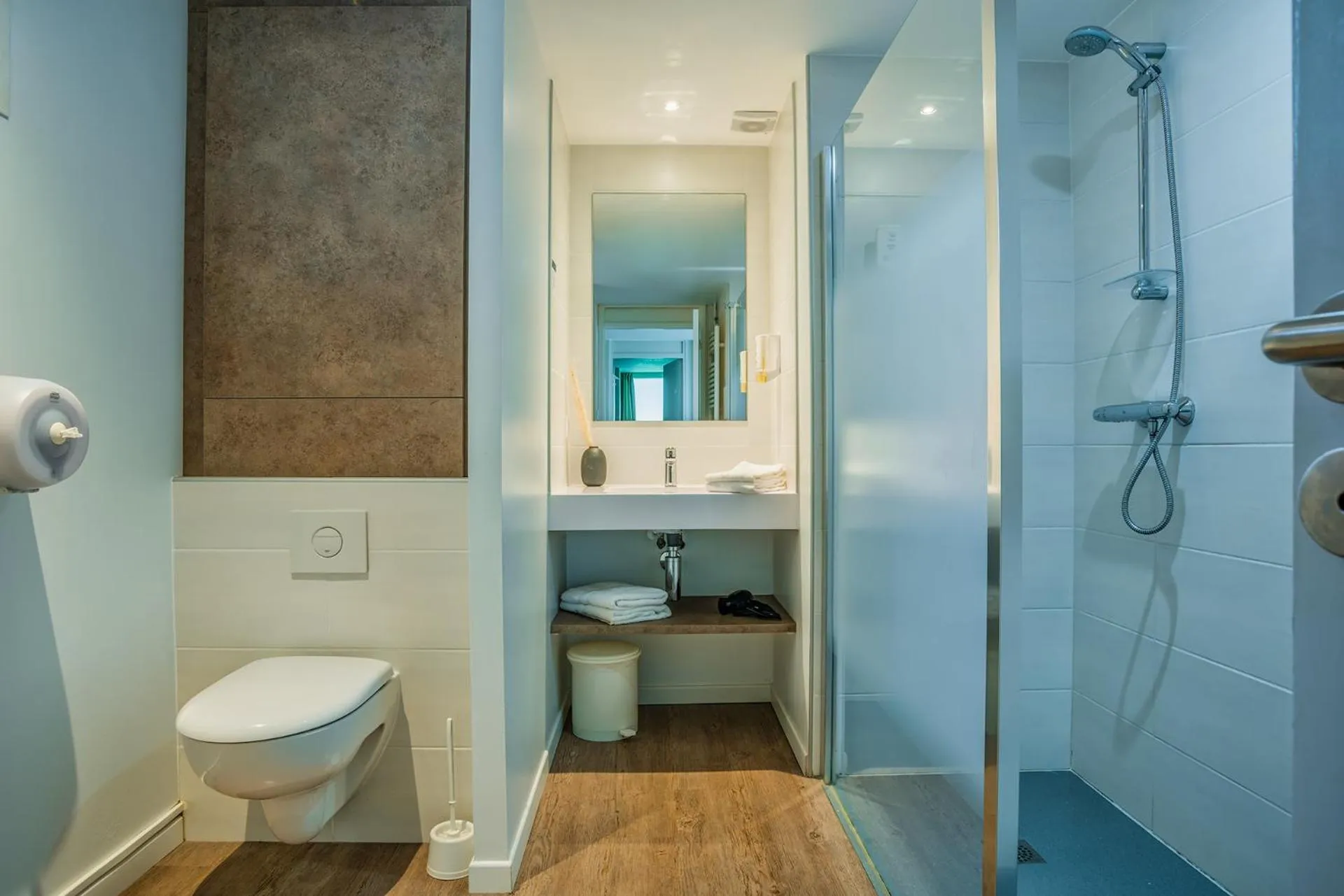 Shower in Les Jardins de l'Anjou