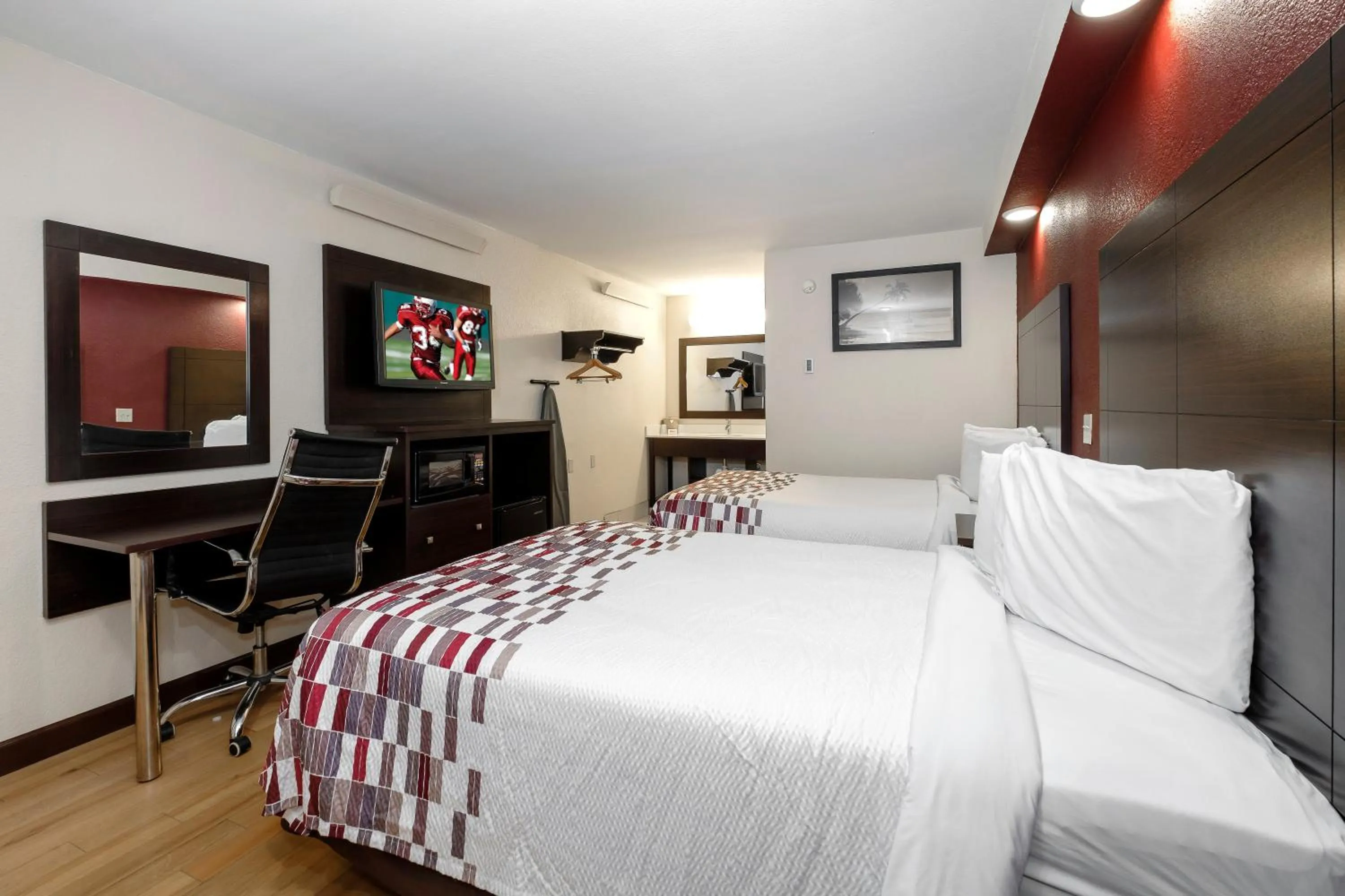 Bedroom, Bed in Red Roof Inn Tallahassee - University