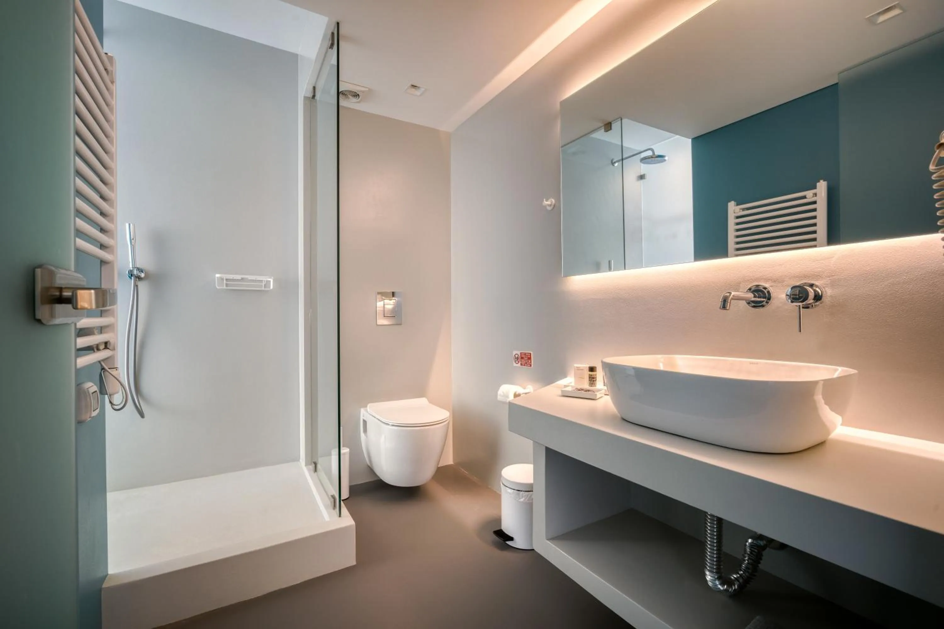 Bathroom in Athens Color Cube