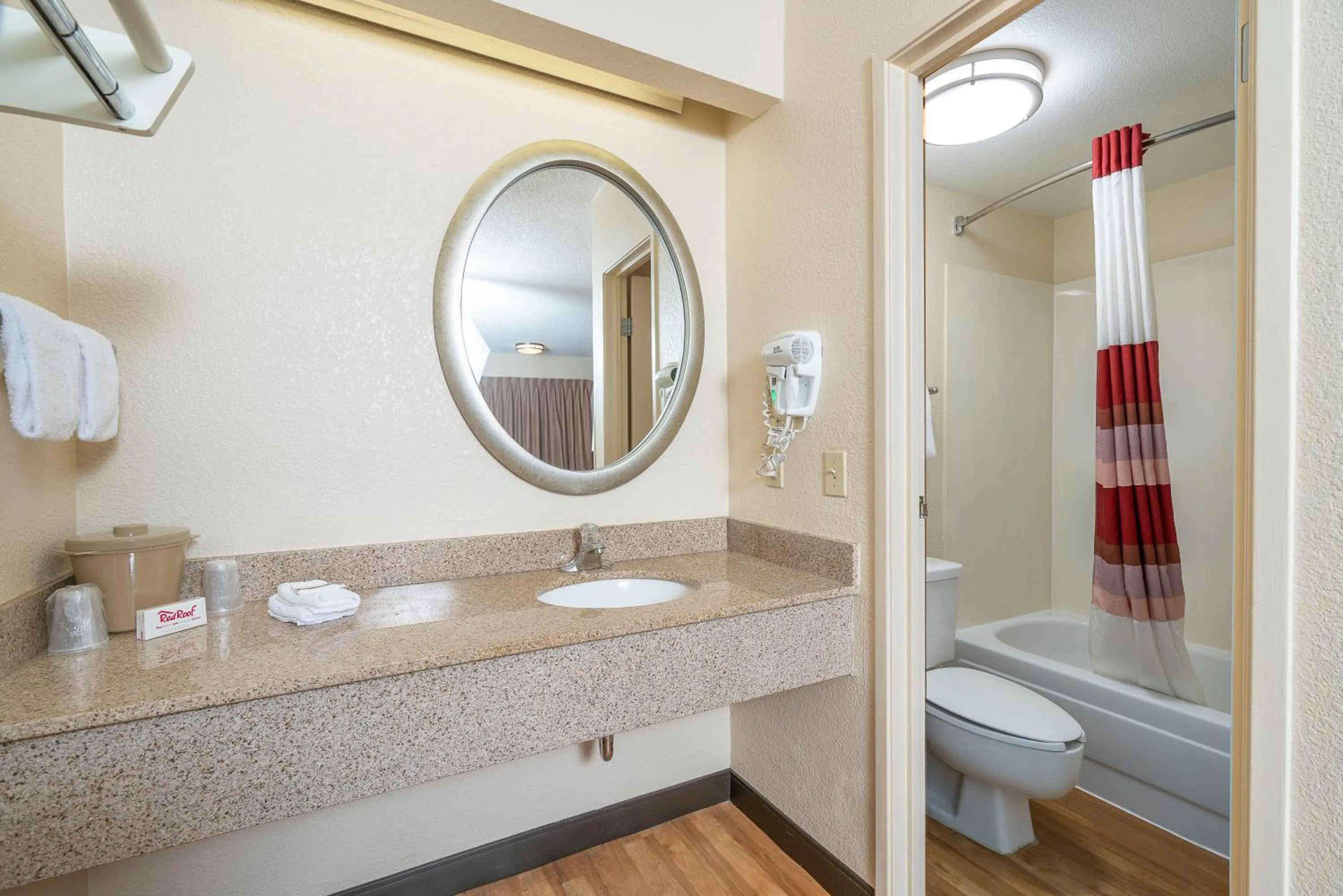 Bathroom in Red Roof Inn Cleveland - Mentor/ Willoughby