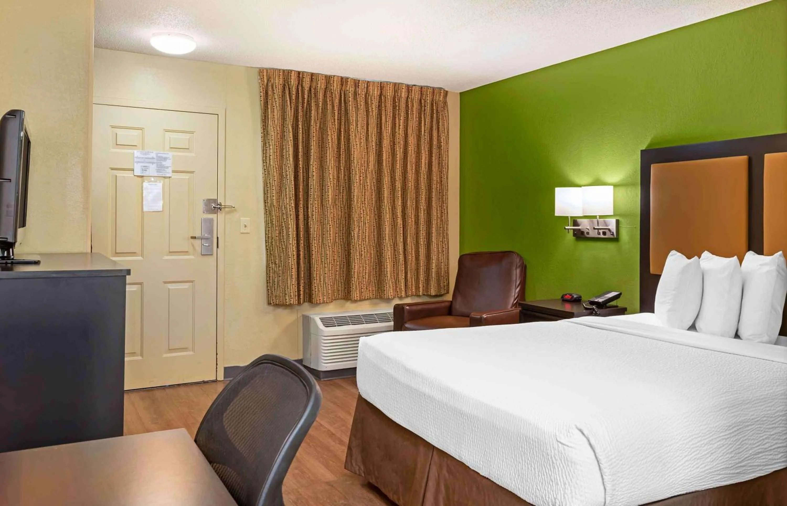 Bedroom, Bed in Extended Stay America Suites - Richmond - W Broad Street - Glenside - South
