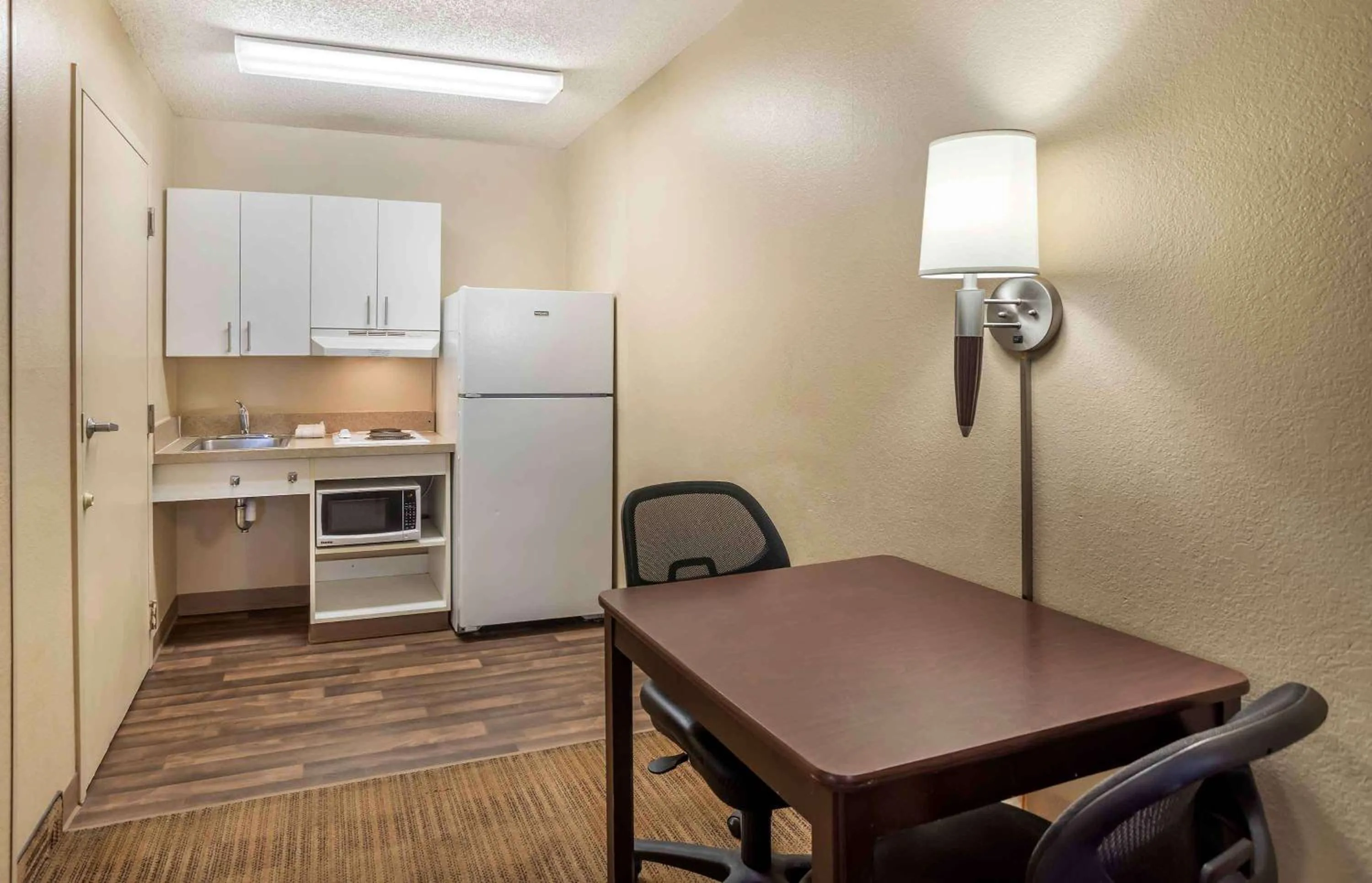 Kitchen or kitchenette in Extended Stay America Suites - Richmond - W Broad Street - Glenside - South