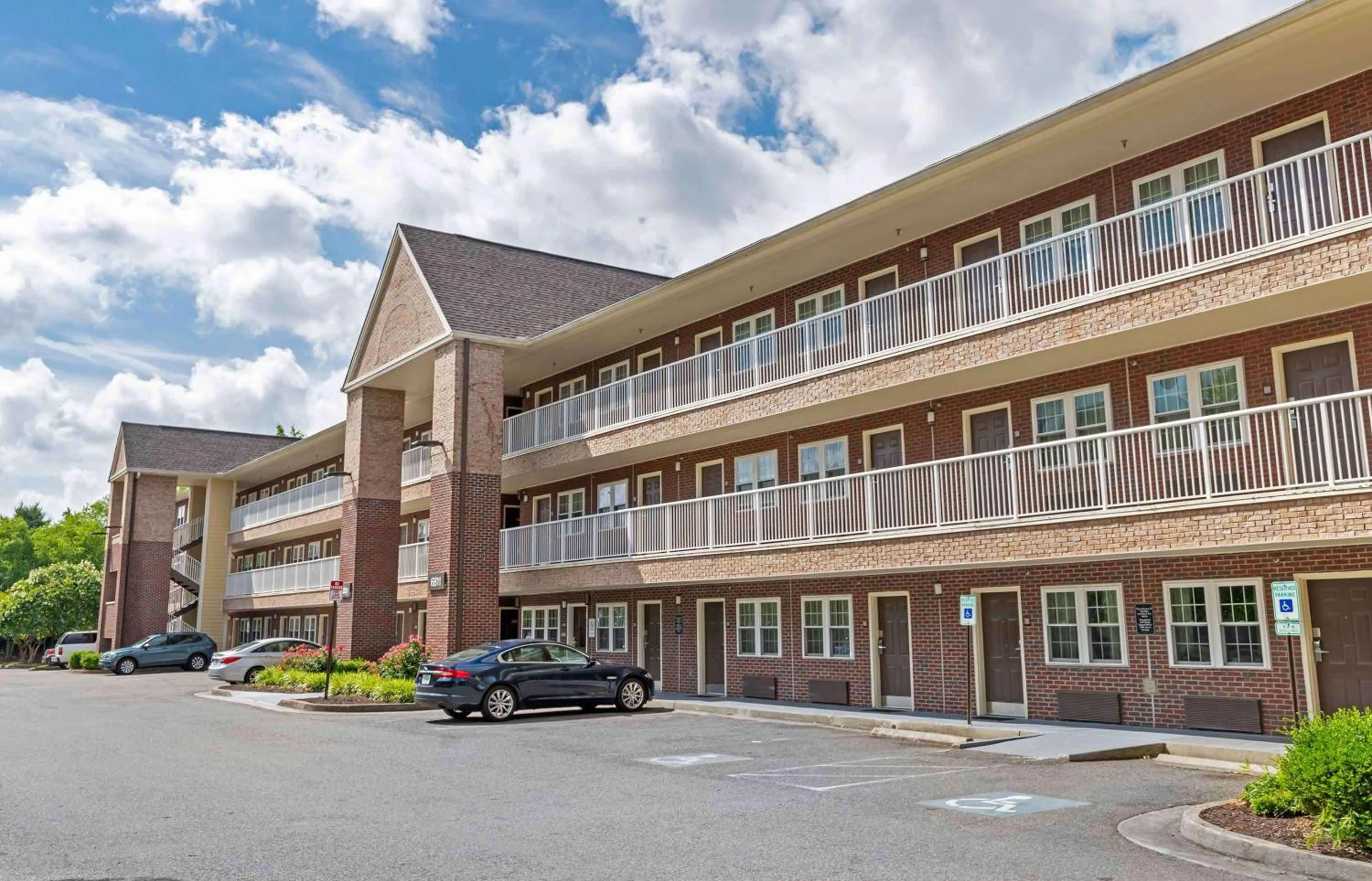 Property building in Extended Stay America Suites - Richmond - W Broad Street - Glenside - South