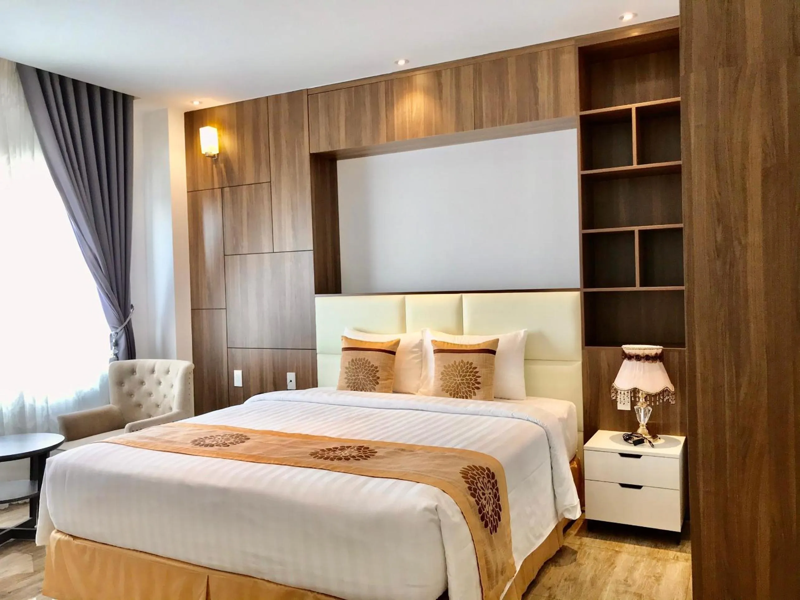 Bed in ELIZABETH HOTEL