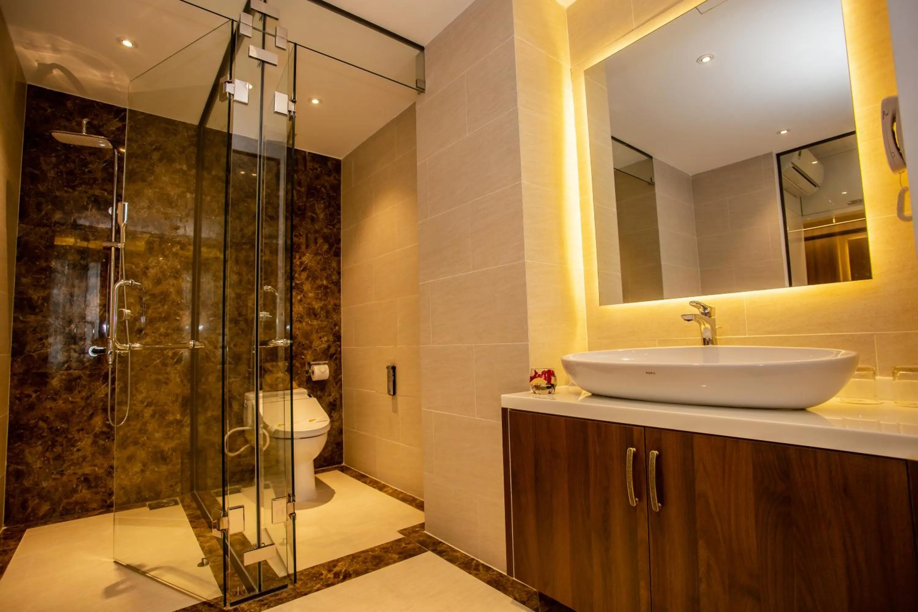 Shower in ELIZABETH HOTEL