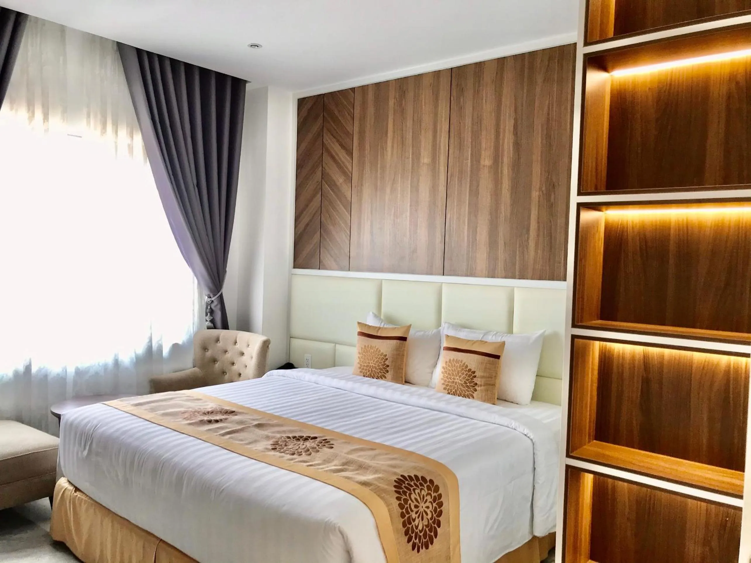 Bed in ELIZABETH HOTEL