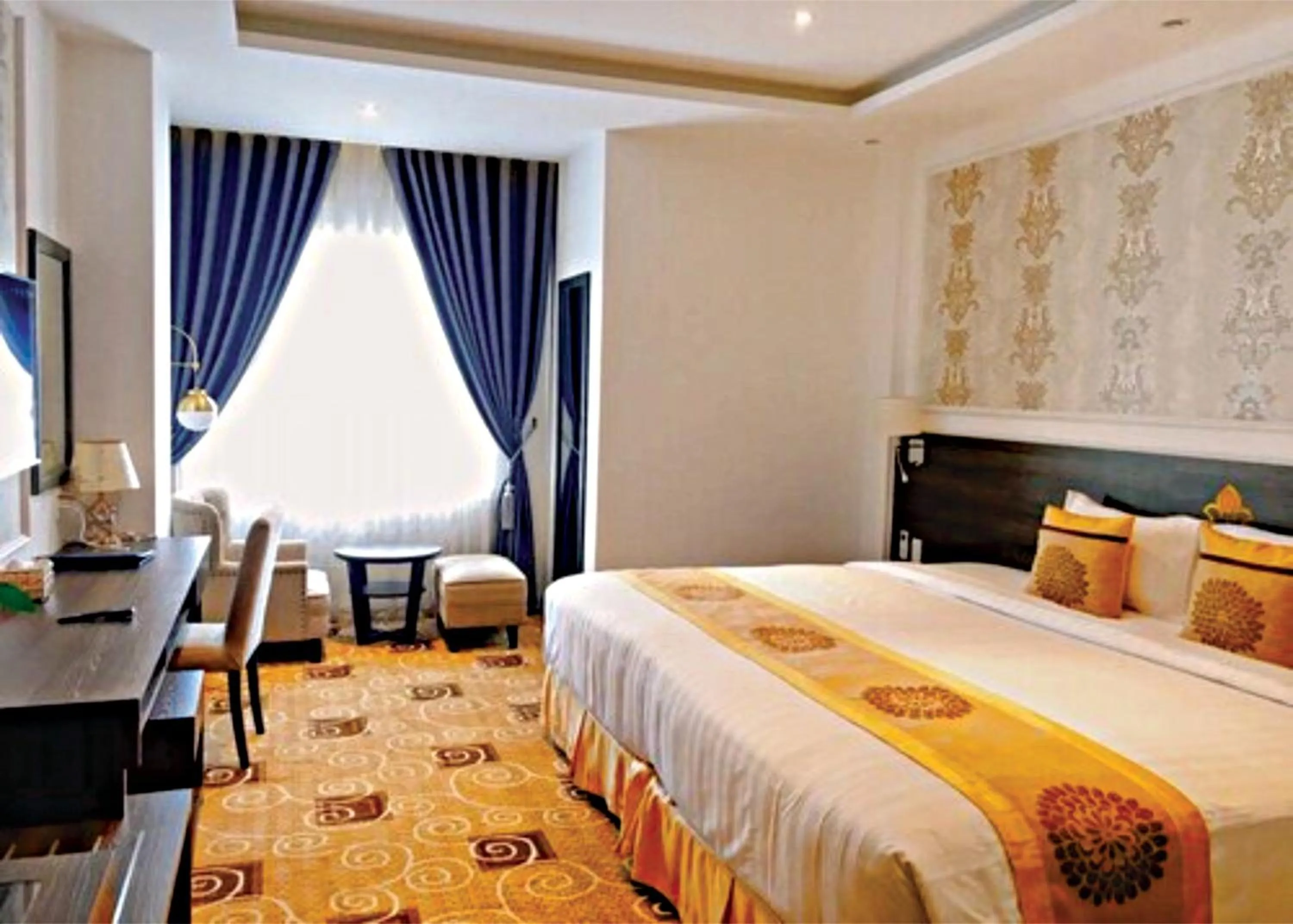 Bed in ELIZABETH HOTEL