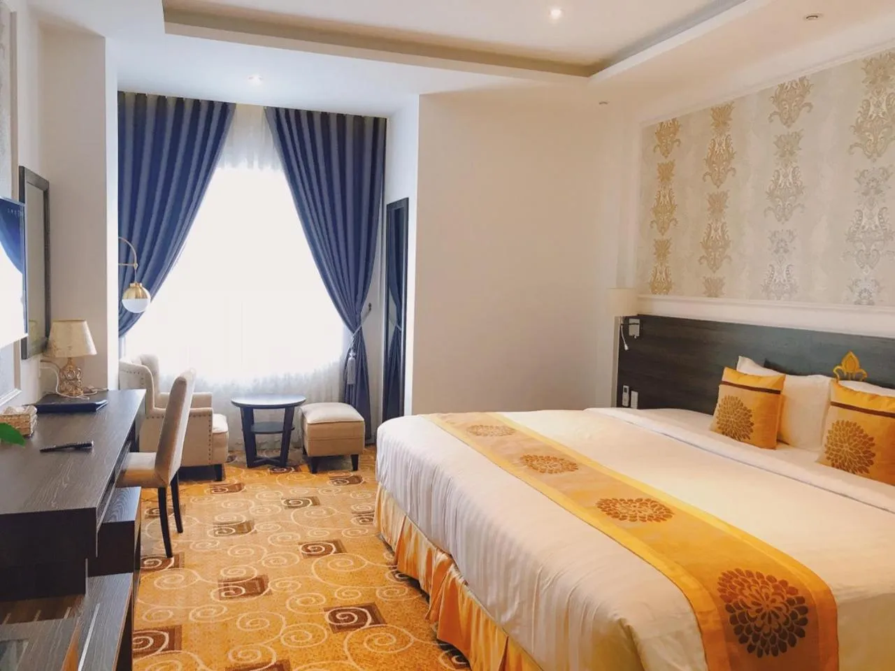 Bed in ELIZABETH HOTEL