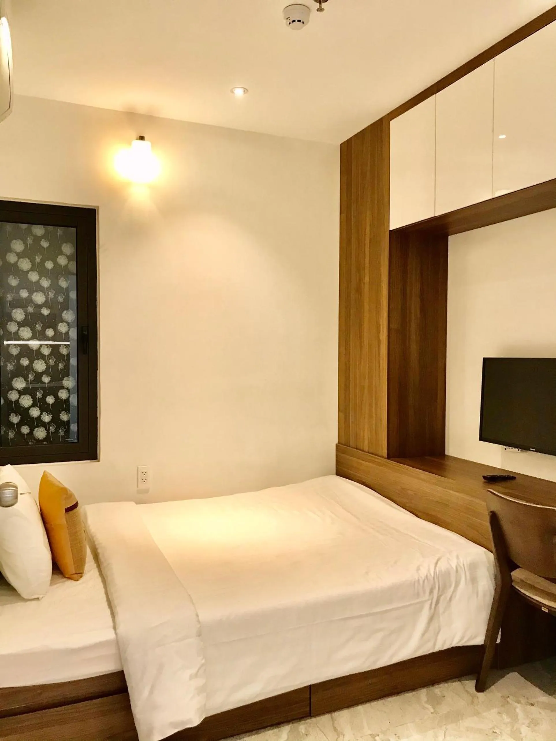 Bed in ELIZABETH HOTEL