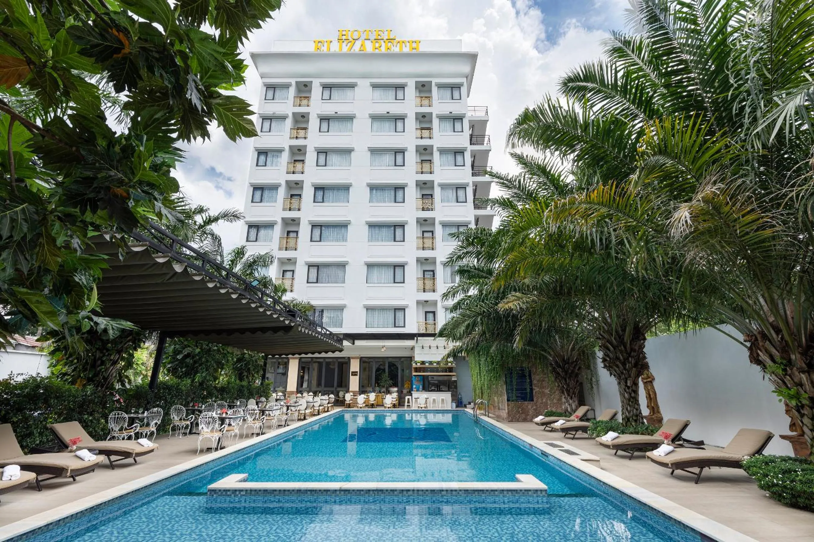 Swimming pool in ELIZABETH HOTEL