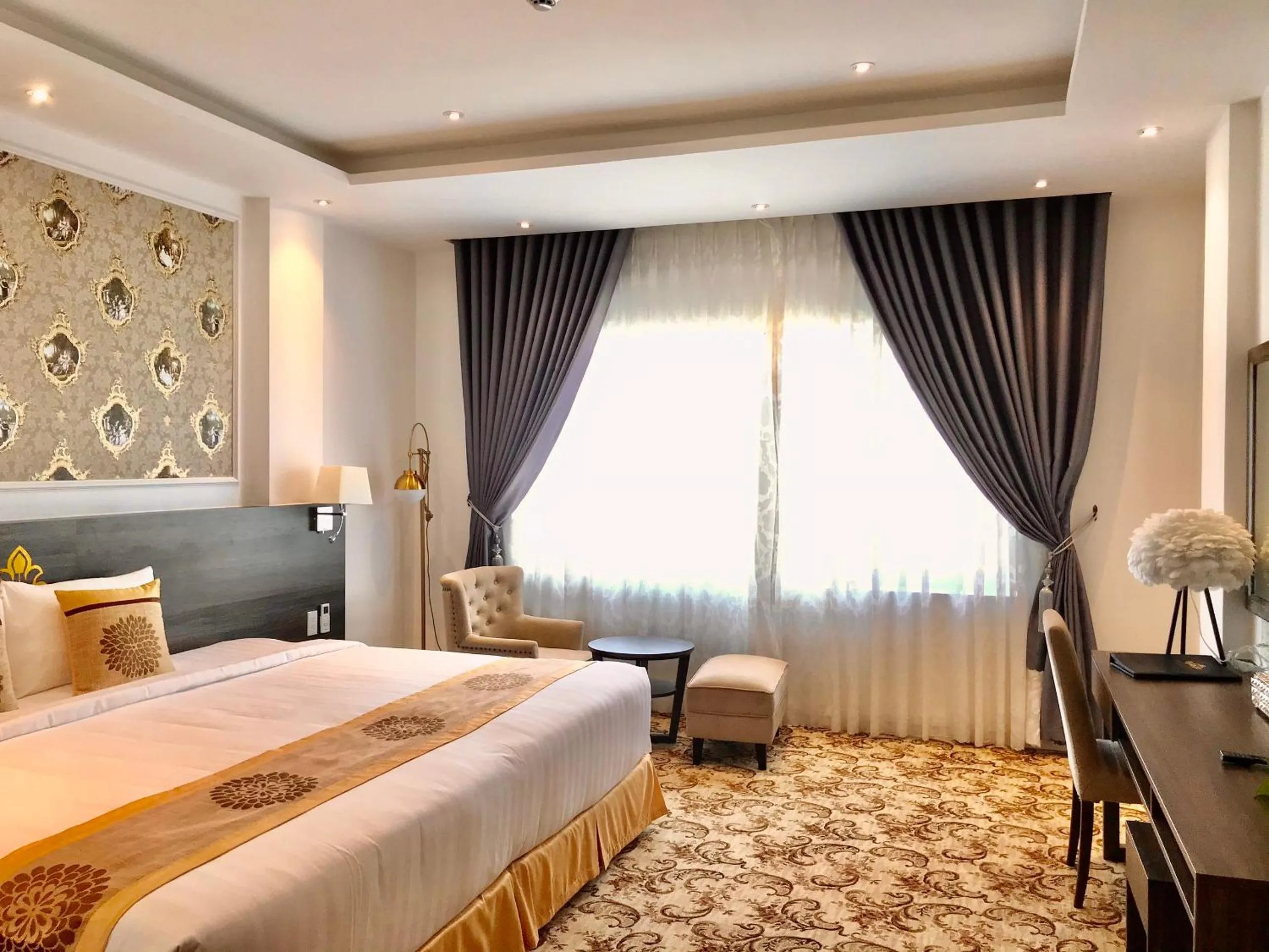 Bed in ELIZABETH HOTEL