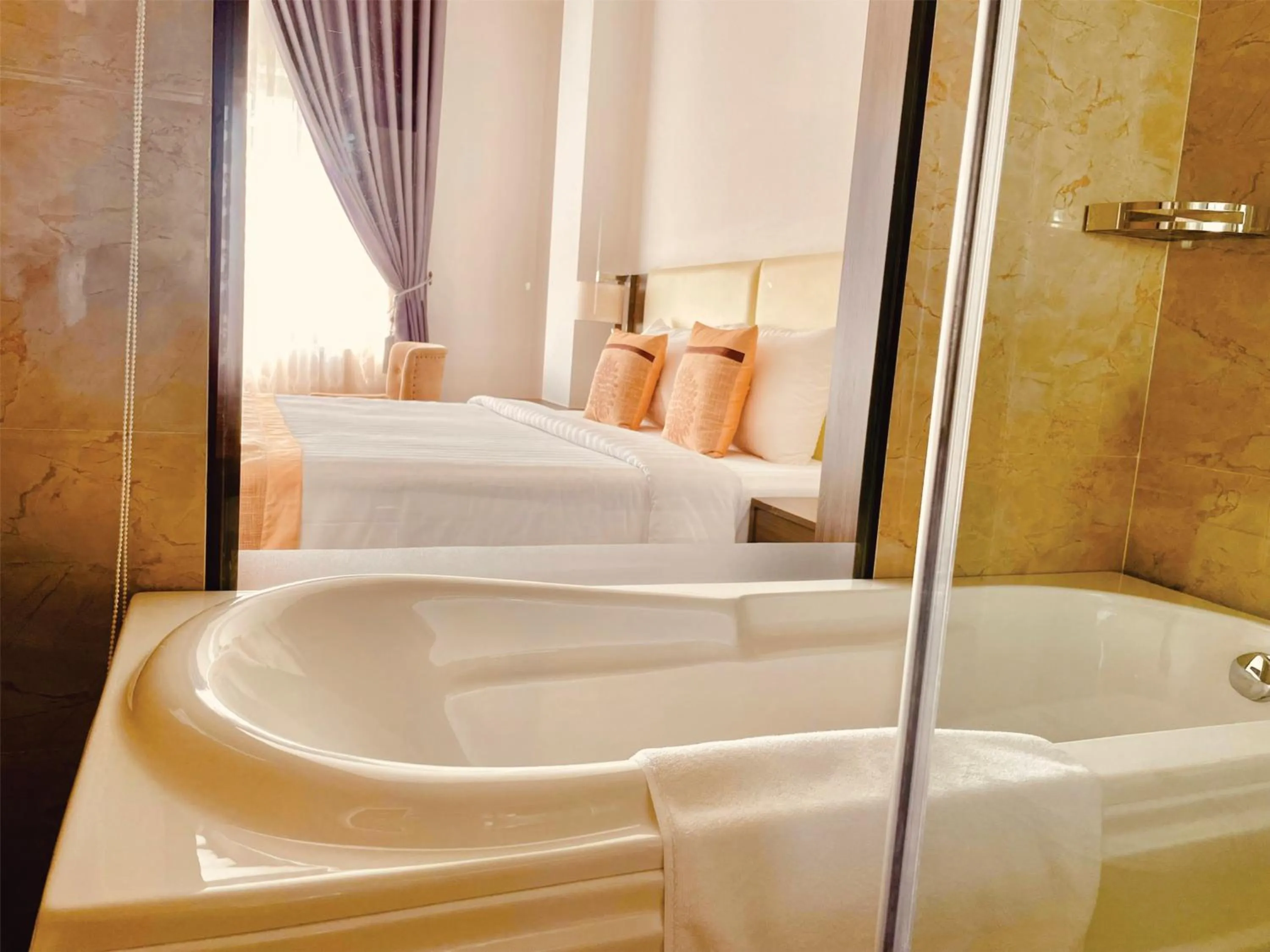 Bathroom, Bed in ELIZABETH HOTEL