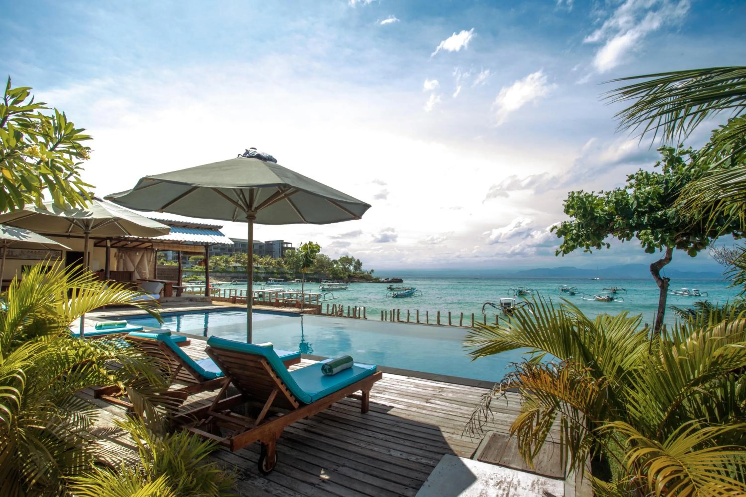 Swimming pool in D'Muncuk Huts Lembongan