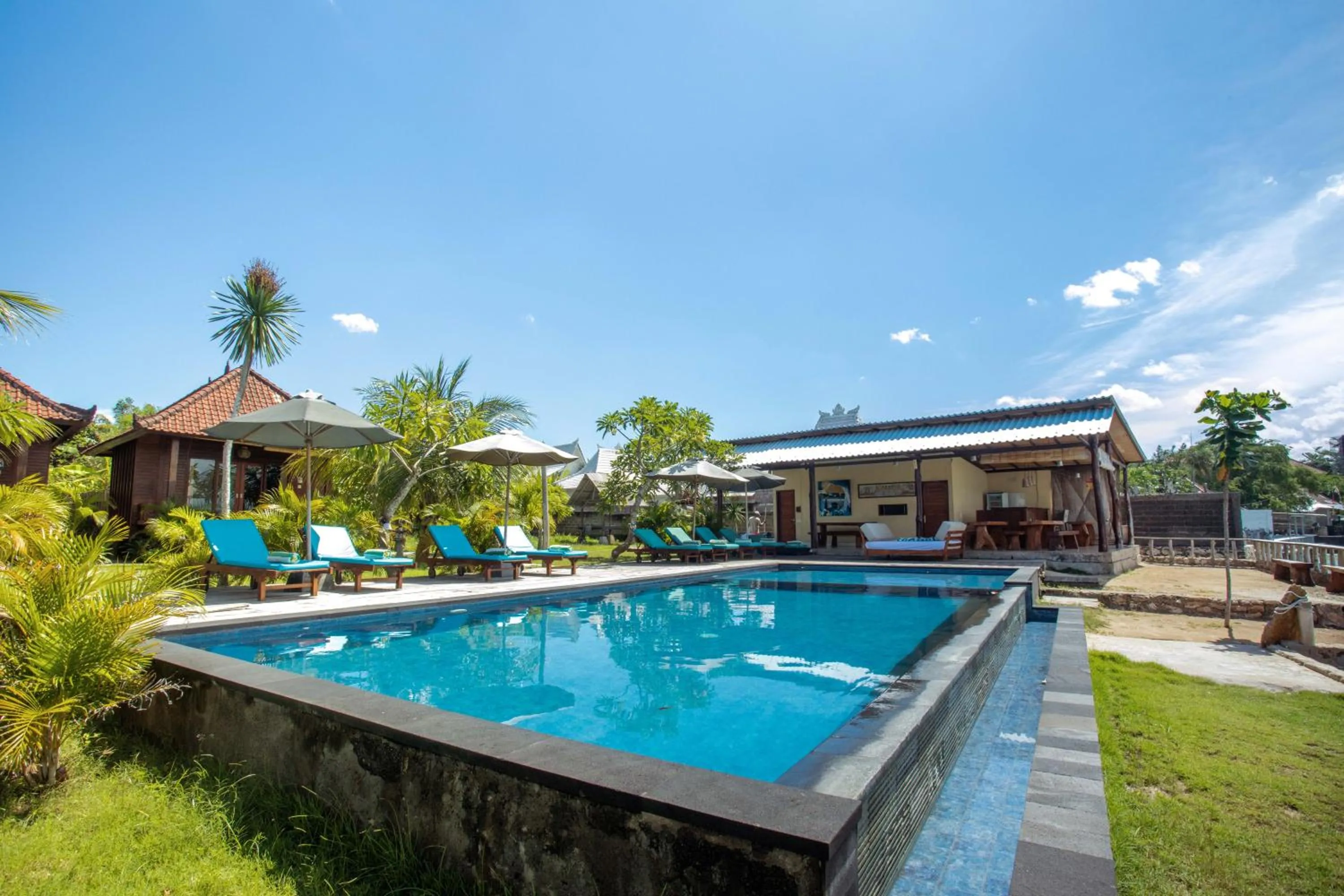 Swimming pool in D'Muncuk Huts Lembongan