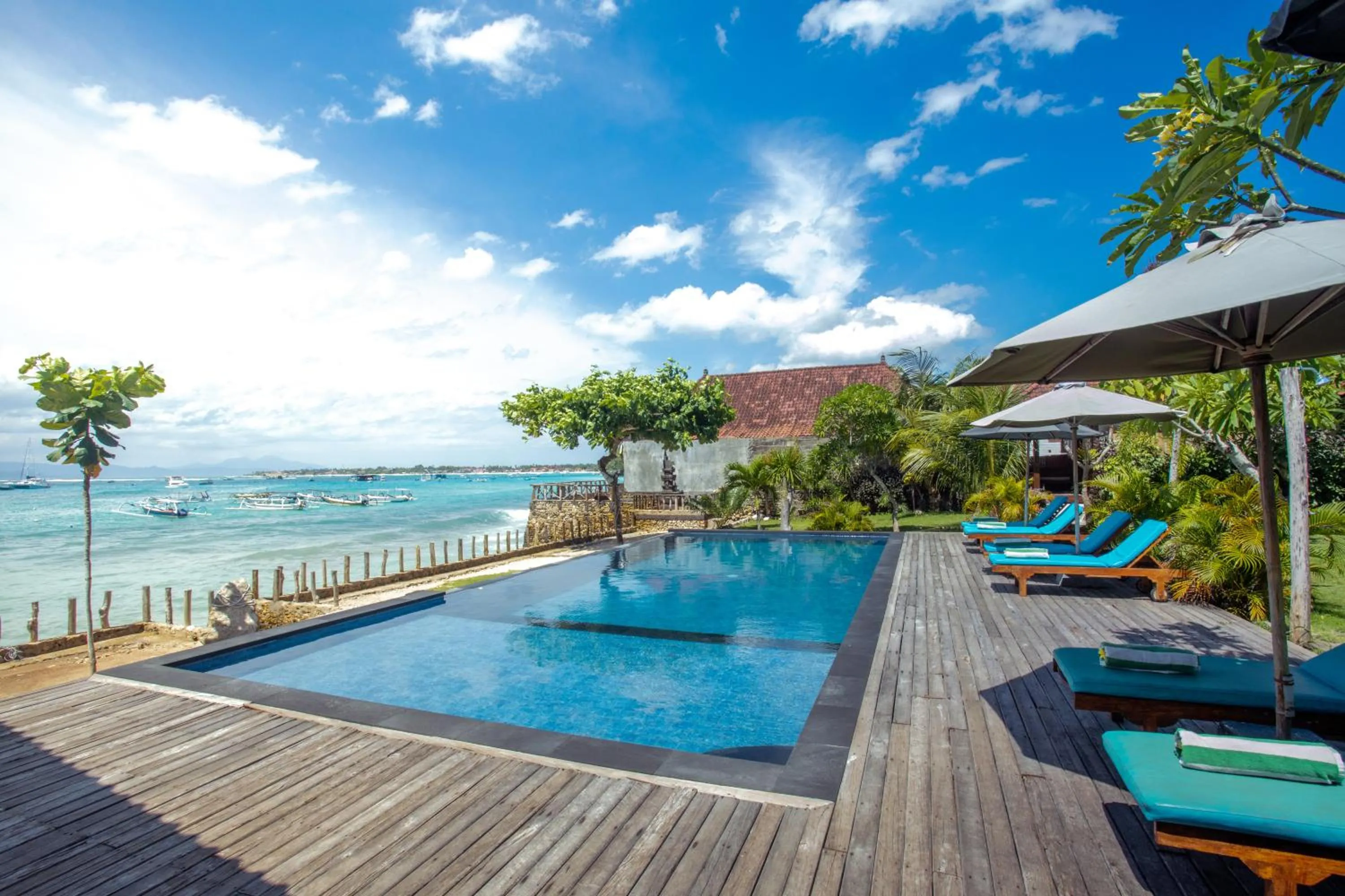 Swimming pool in D'Muncuk Huts Lembongan