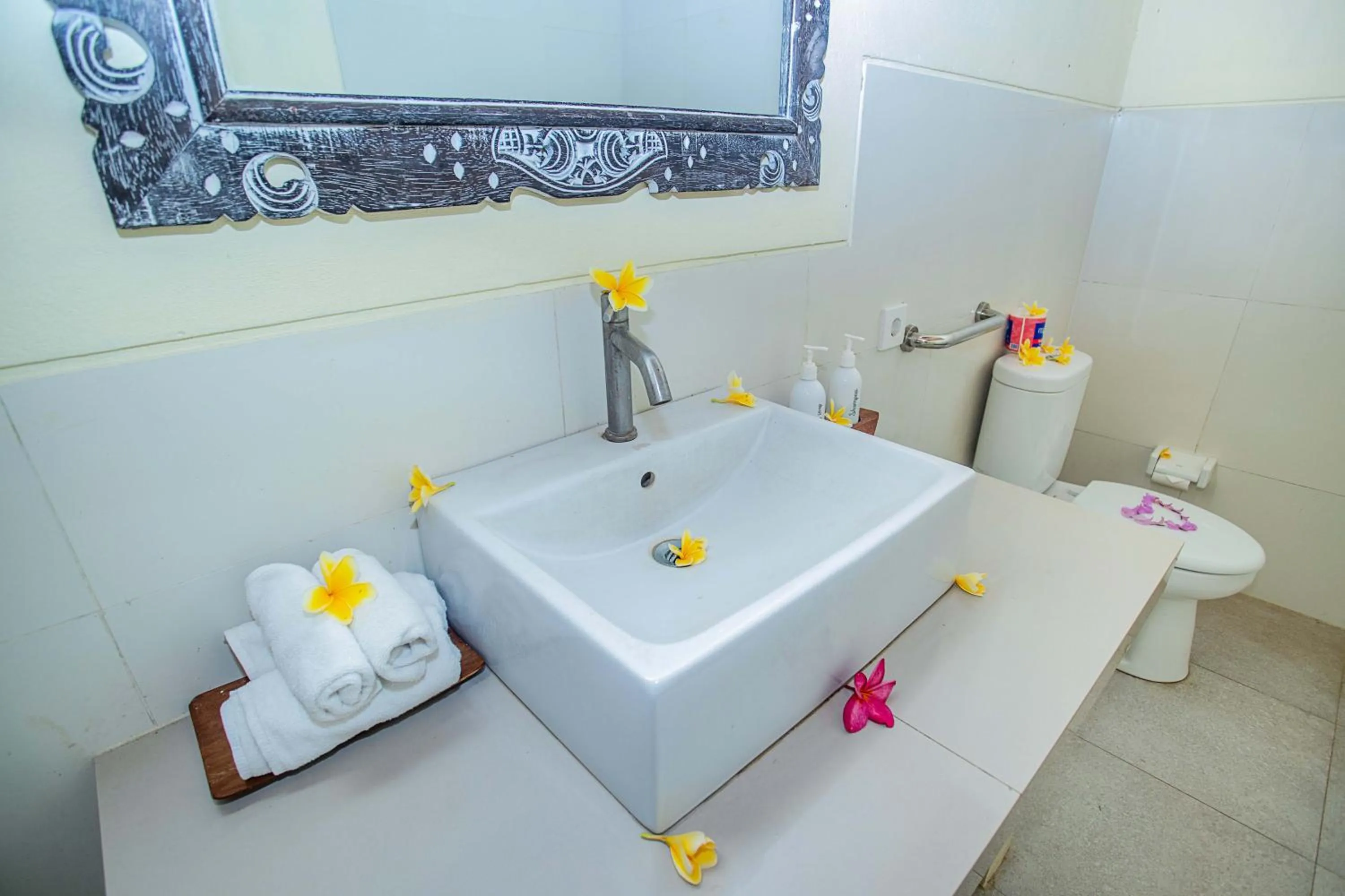 Bathroom in D'Muncuk Huts Lembongan