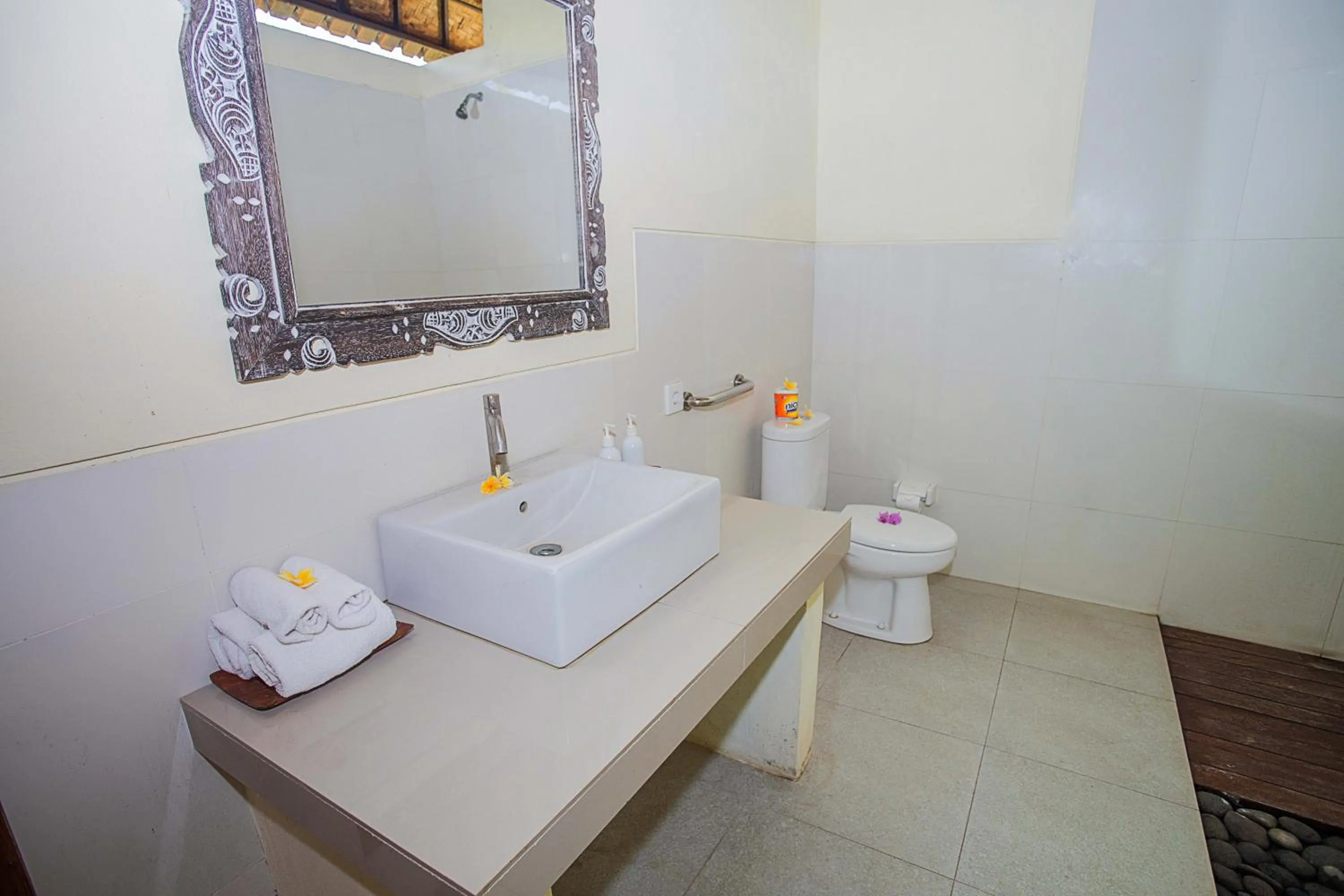 Toilet in D'Muncuk Huts Lembongan