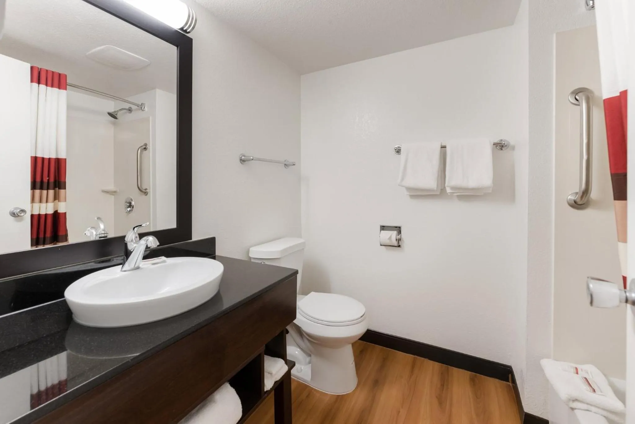 Bathroom in Red Roof Inn PLUS+ Columbus - Worthington