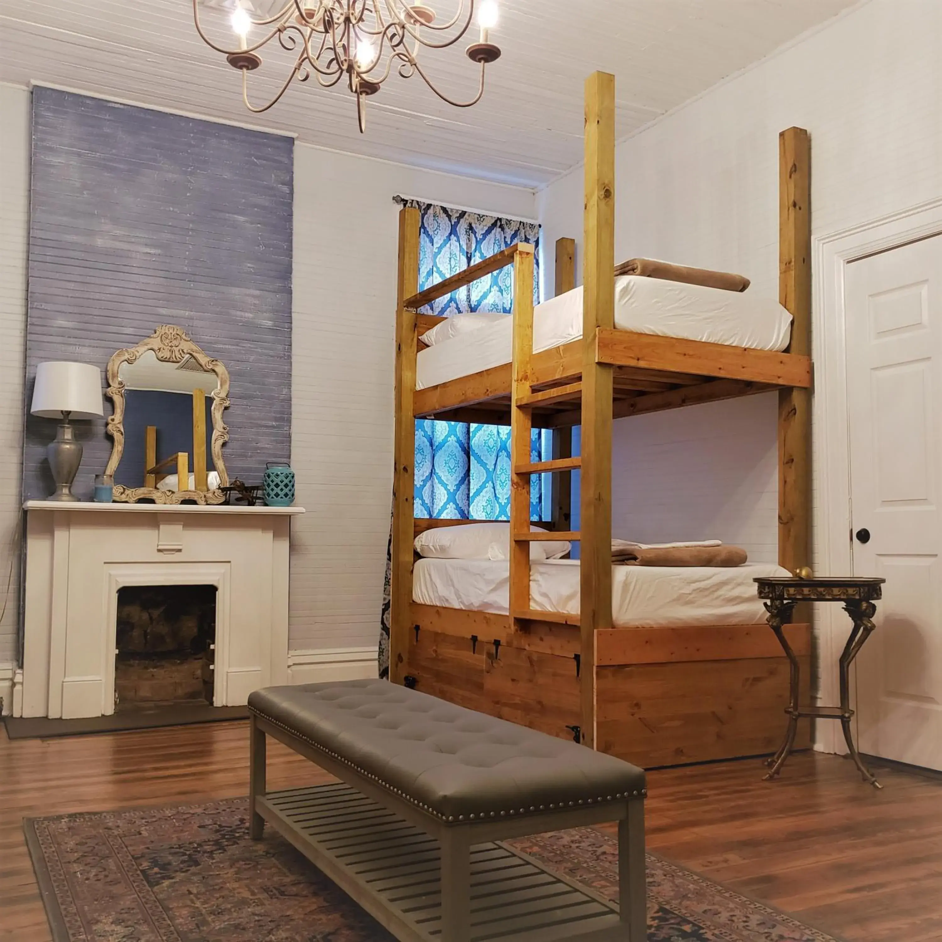 Bed in 8-Bed Mixed Dormitory Room in HOSTEL Auberge Clarksdale Bed in 8-Bed Mixed Dormitory Room in HOSTEL Auberge Clarksdale