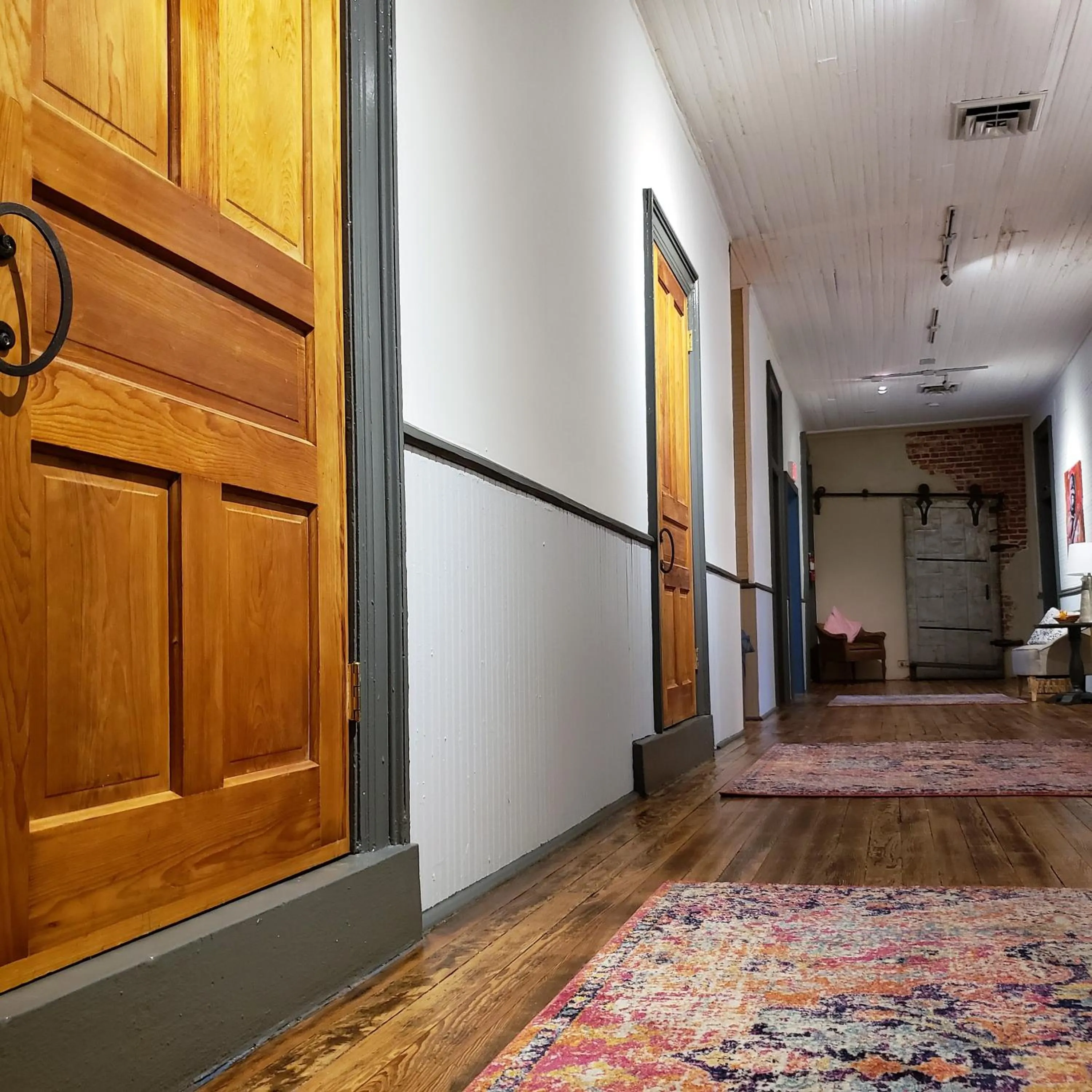 Communal lounge/ TV room in HOSTEL Auberge Clarksdale