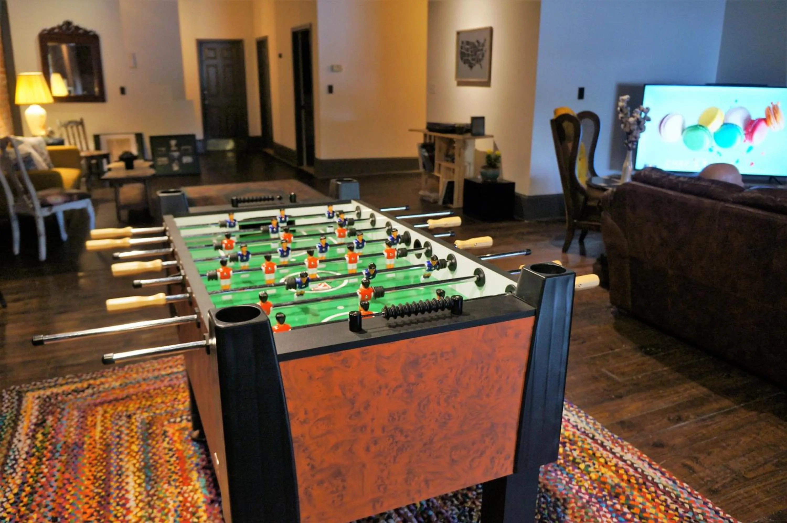 Communal lounge/ TV room in HOSTEL Auberge Clarksdale