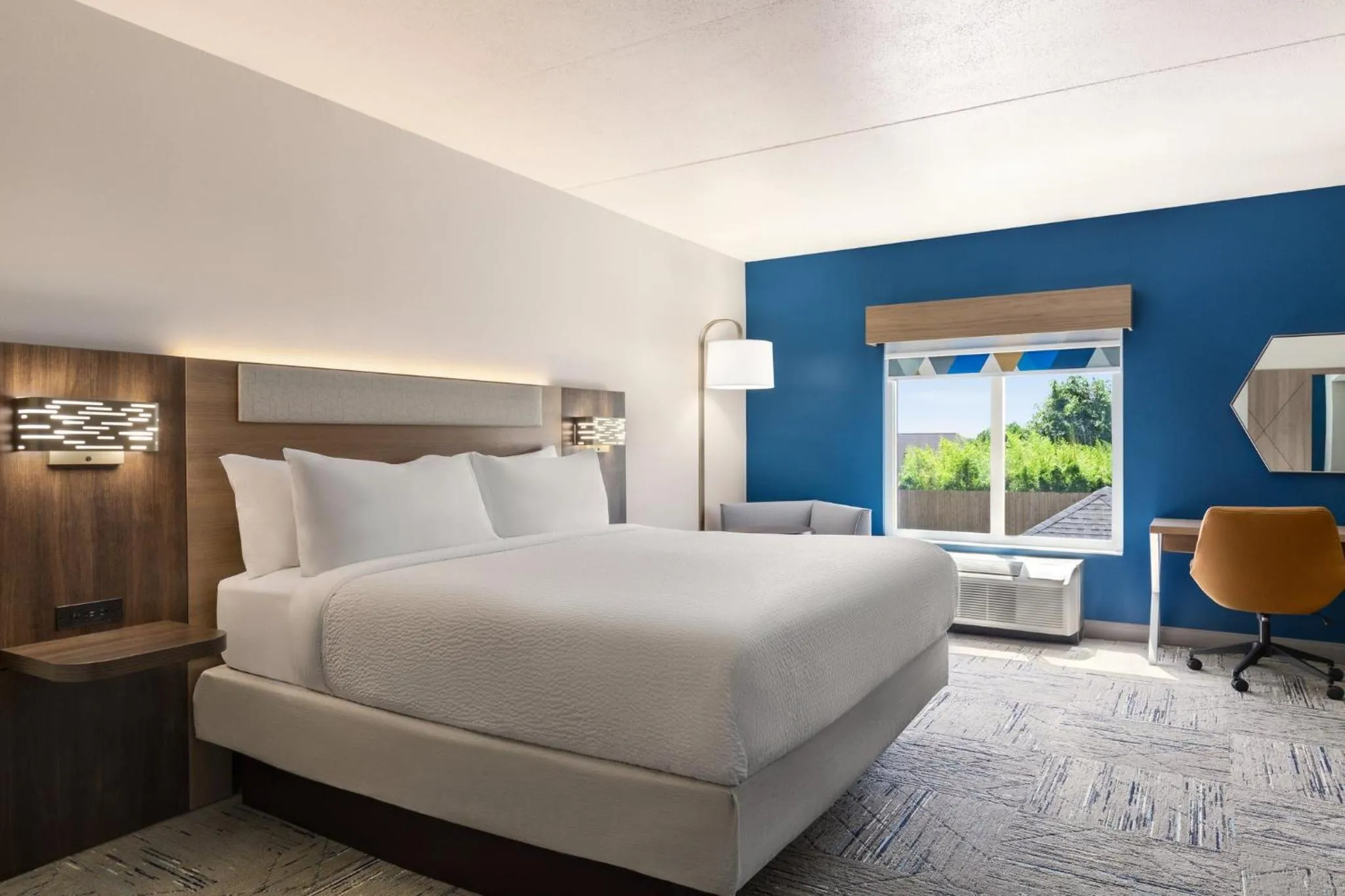 Photo of the whole room, Bed in Holiday Inn Express & Suites - Tuscaloosa-University by IHG