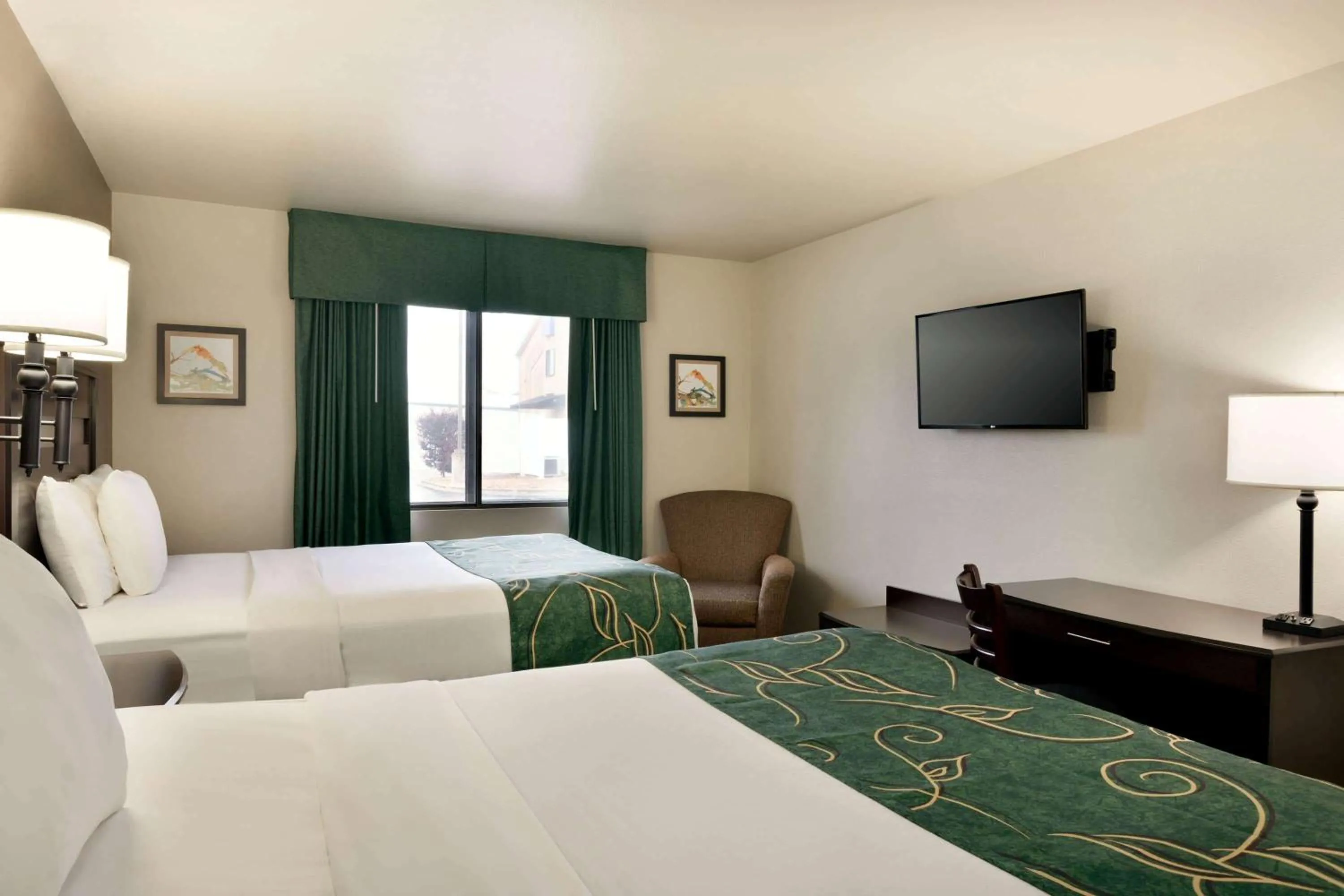 Photo of the whole room, Bed in Travelodge by Wyndham Dexter