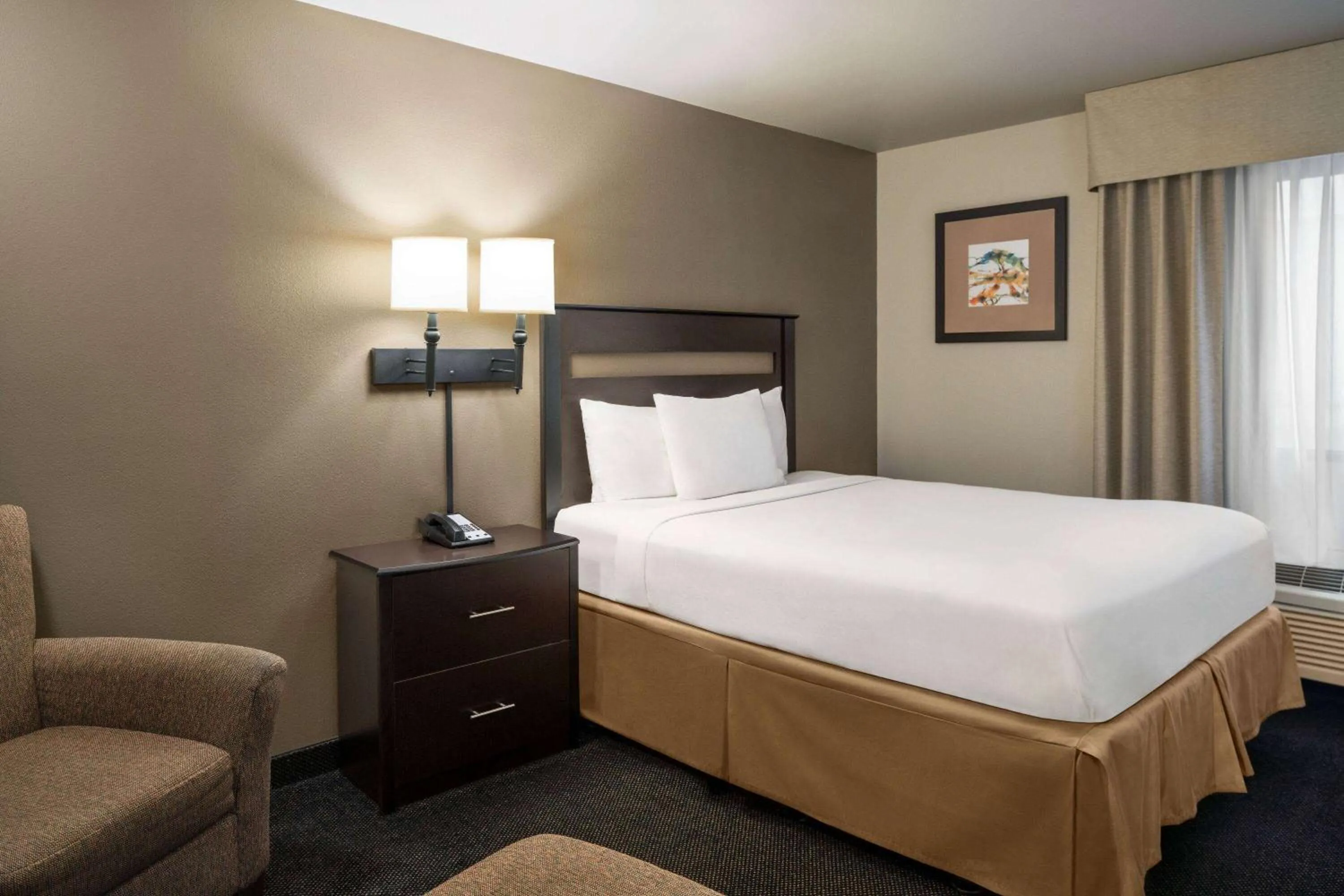 Photo of the whole room, Bed in Travelodge by Wyndham Dexter